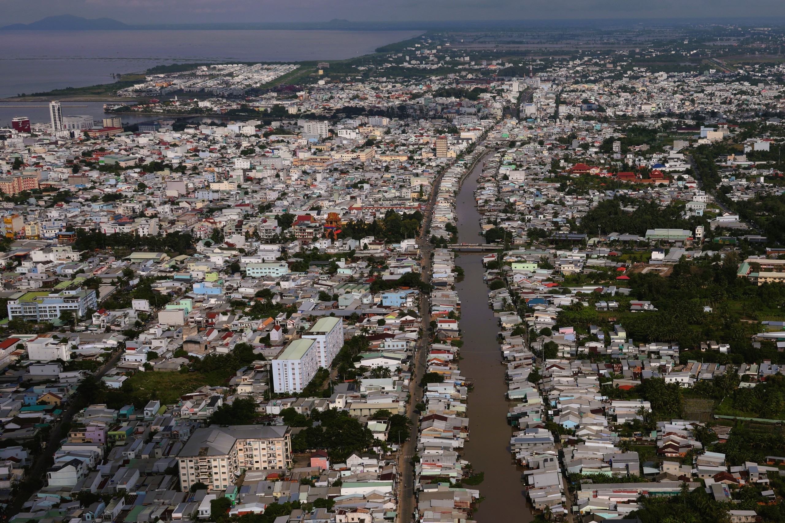 Phường Rạch Giá đông dân nhất cả nước, nhìn từ trực thăng quân sự- Ảnh 3. Phường Rạch Giá đông dân nhất cả nước, nhìn từ trực thăng quân sự- Ảnh 3.