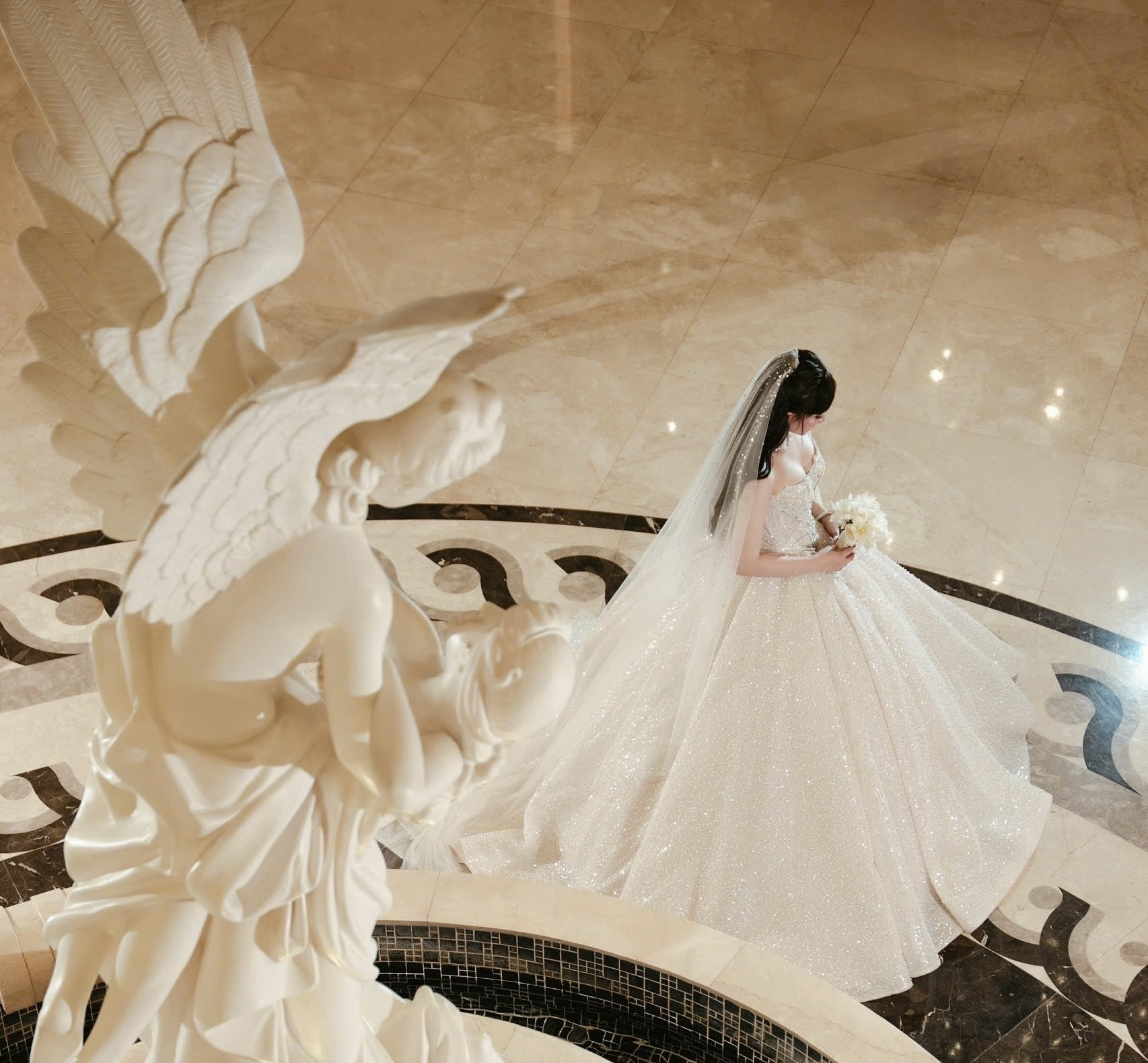 Cô dâu Minh Châu gắn ảnh bà ngọai trong bó hoa cưới đầy xúc động - Ảnh 2. Cô dâu Minh Châu gắn ảnh bà ngọai trong bó hoa cưới đầy xúc động - Ảnh 2.