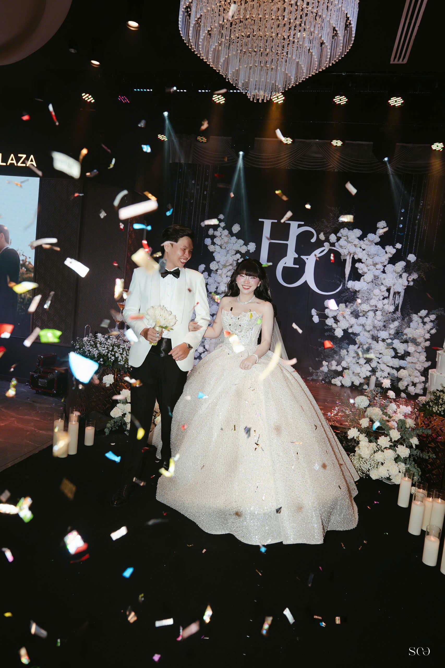 Cô dâu Minh Châu gắn ảnh bà ngọai trong bó hoa cưới đầy xúc động - Ảnh 3. Cô dâu Minh Châu gắn ảnh bà ngọai trong bó hoa cưới đầy xúc động - Ảnh 3.