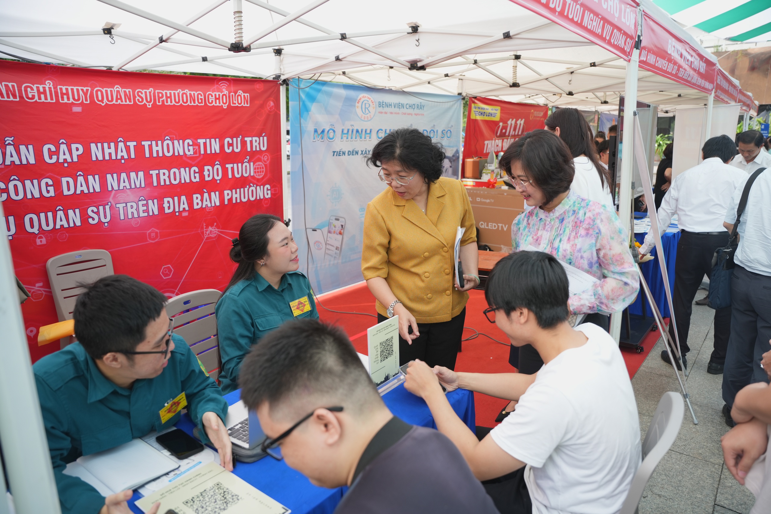 Phường Chợ Lớn chuyển đổi số: Hướng tới công dân số toàn diện - Ảnh 1. Phường Chợ Lớn chuyển đổi số: Hướng tới công dân số toàn diện - Ảnh 1.