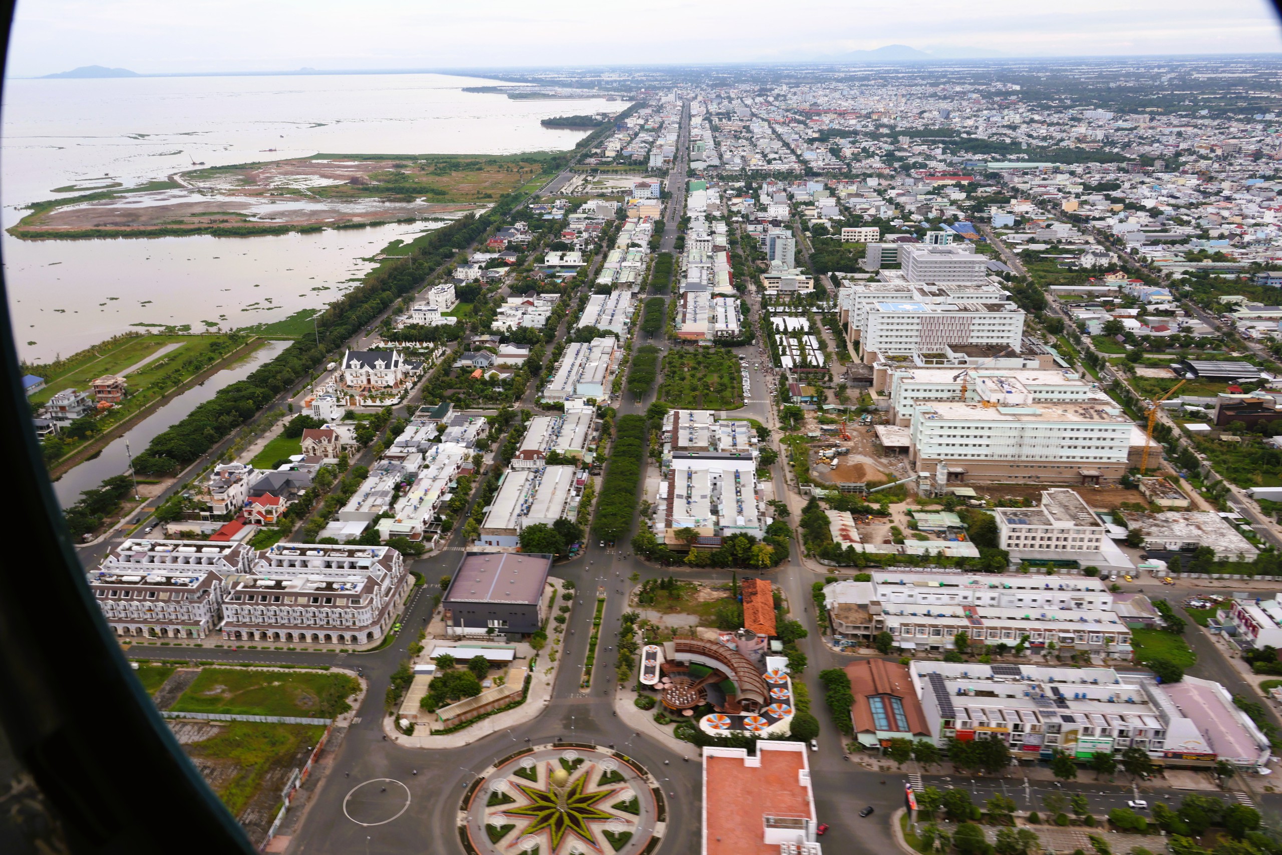 Phường Rạch Giá đông dân nhất cả nước, nhìn từ trực thăng quân sự- Ảnh 1. Phường Rạch Giá đông dân nhất cả nước, nhìn từ trực thăng quân sự- Ảnh 1.