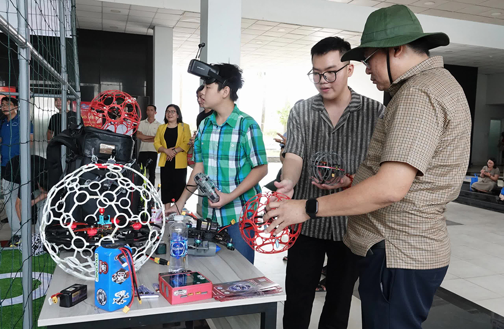 Niềm tin gửi Đảng về chuyển đổi số và KH - CN trong phát triển quốc gia - Ảnh 1. Niềm tin gửi Đảng về chuyển đổi số và KH - CN trong phát triển quốc gia - Ảnh 1.