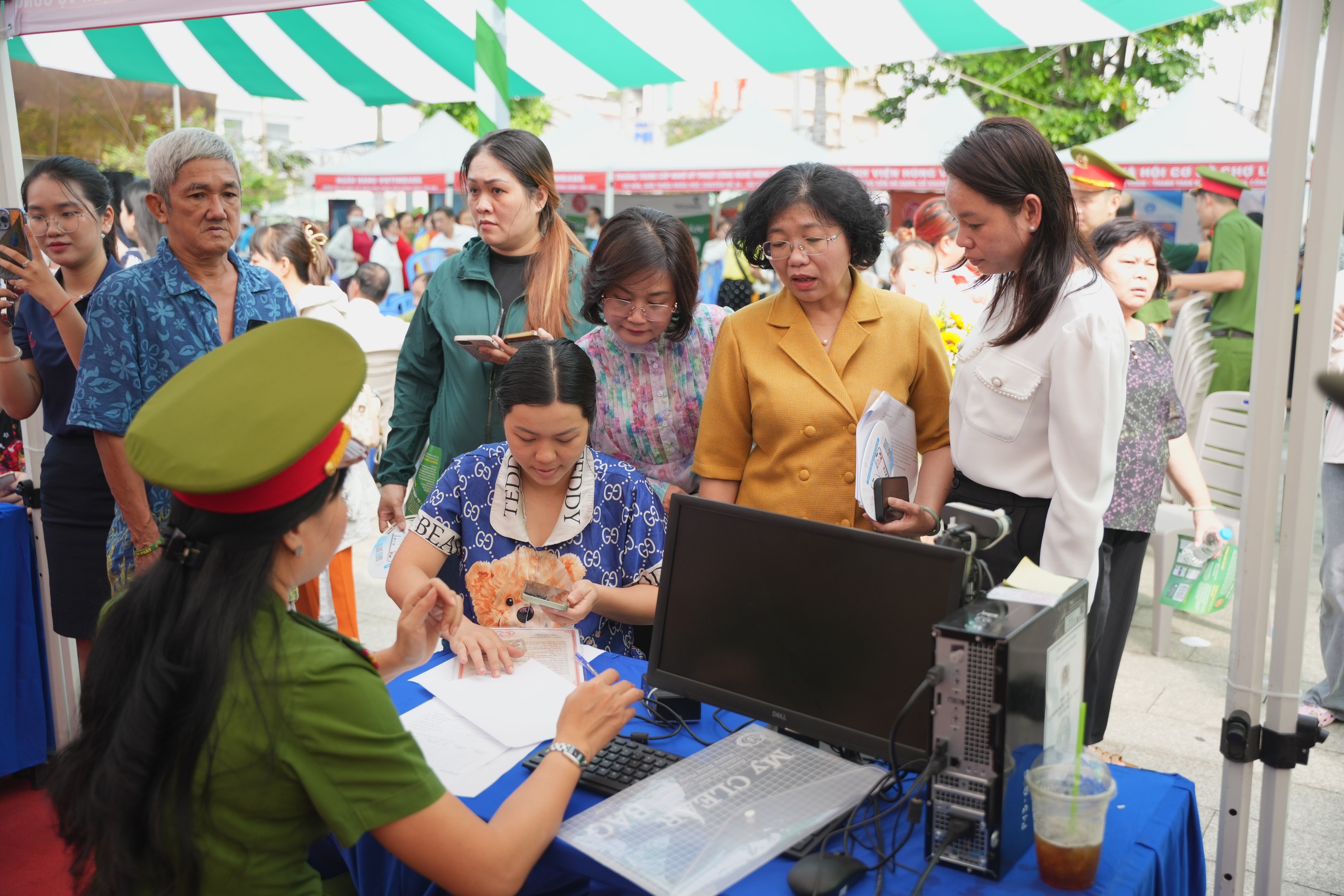 Phường Chợ Lớn chuyển đổi số: Hướng tới công dân số toàn diện - Ảnh 3. Phường Chợ Lớn chuyển đổi số: Hướng tới công dân số toàn diện - Ảnh 3.