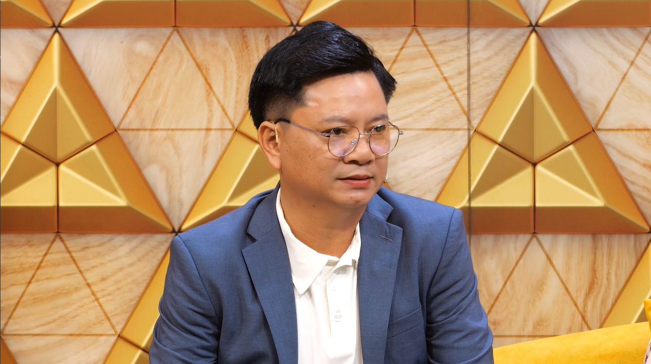 Chủ tiệm điện thoại phải lòng khách nữ kém 11 tuổi, quyết tiến đến hôn nhân - Ảnh 1.