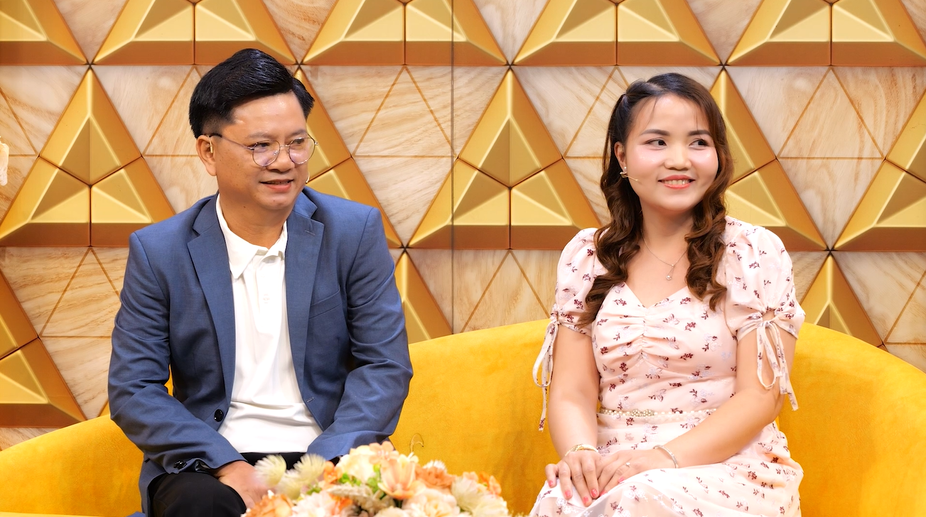 Chủ tiệm điện thoại phải lòng khách nữ kém 11 tuổi, quyết tiến đến hôn nhân - Ảnh 2.