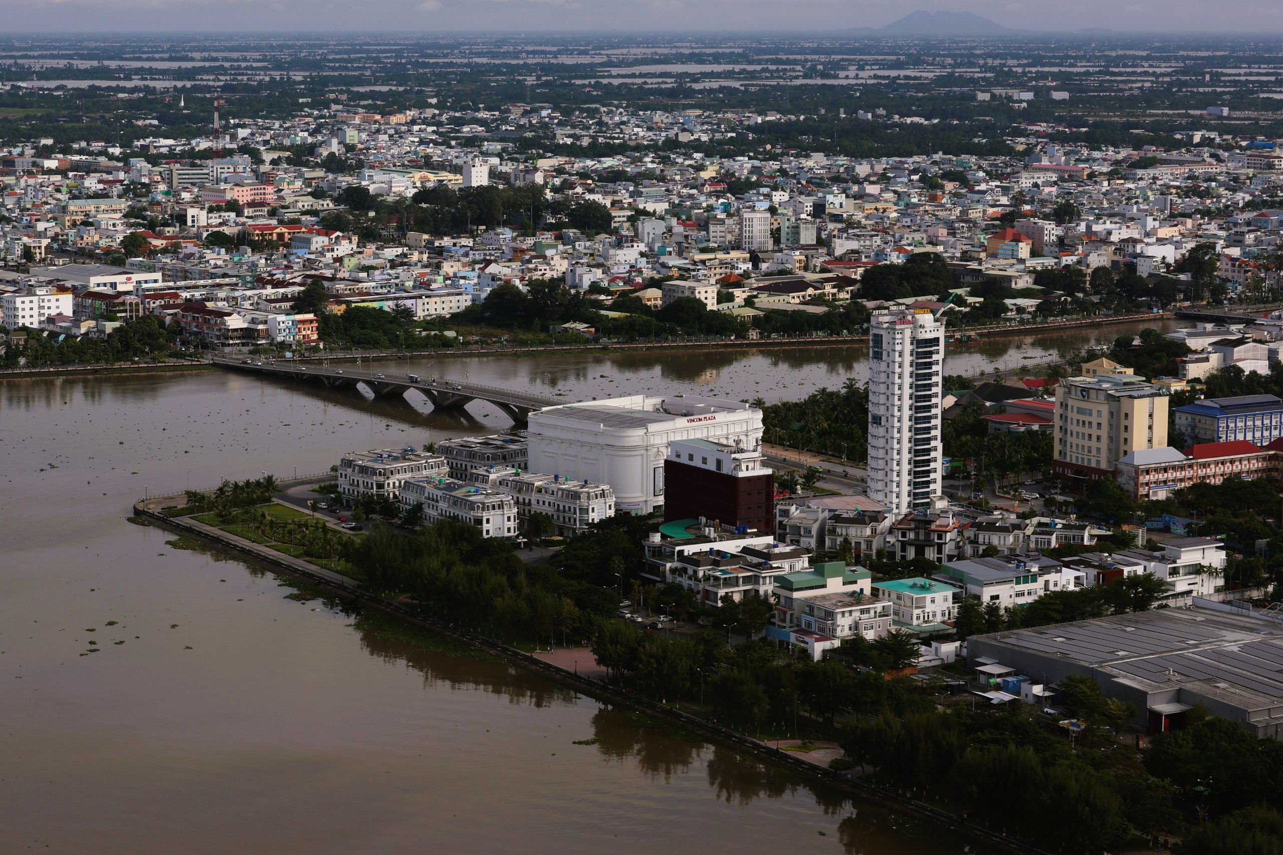 Phường Rạch Giá đông dân nhất cả nước, nhìn từ trực thăng quân sự- Ảnh 4. Phường Rạch Giá đông dân nhất cả nước, nhìn từ trực thăng quân sự- Ảnh 4.