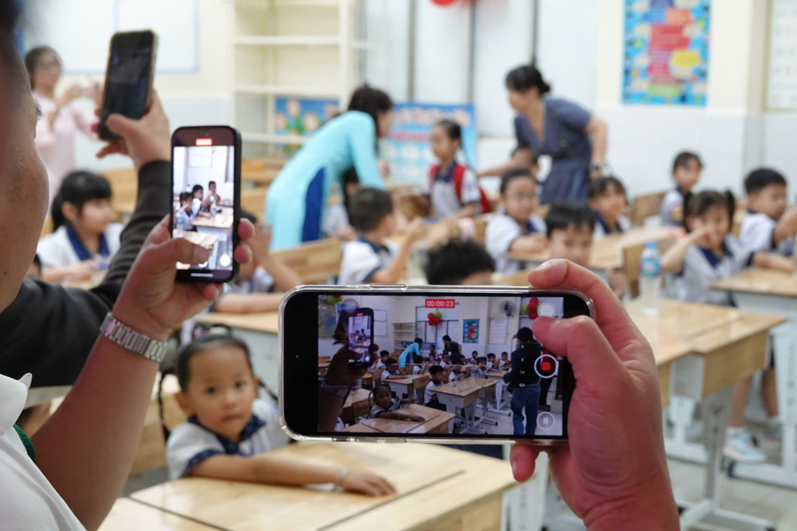 Bị phạt nếu ép con học quá mức: Đâu là cách đồng hành hợp pháp, hiệu quả? - Ảnh 1.