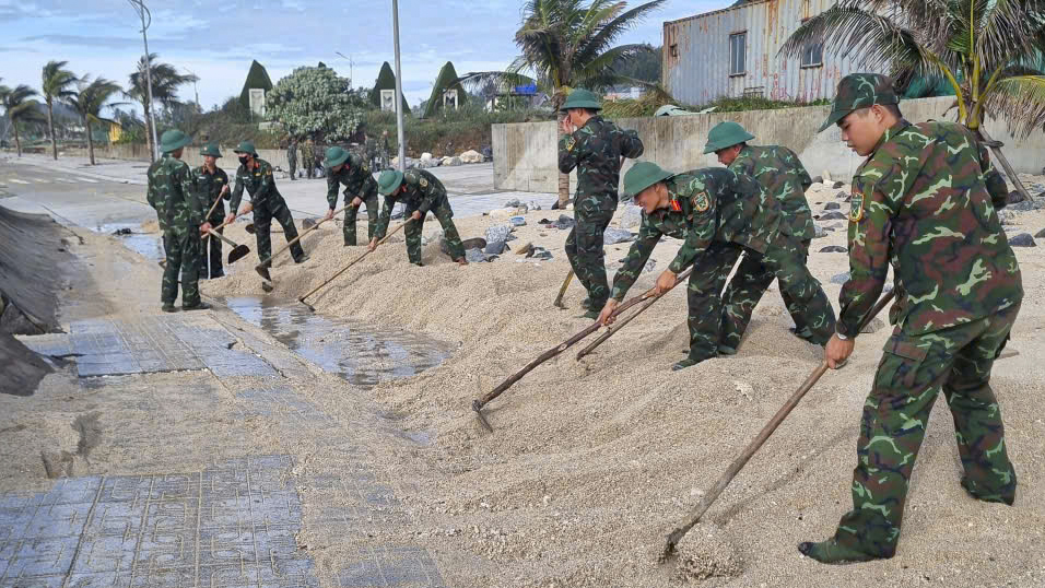 Quân đội, công an, thanh niên giúp dân dựng lại nhà sau bão Kalmaegi - Ảnh 8. Quân đội, công an, thanh niên giúp dân dựng lại nhà sau bão Kalmaegi - Ảnh 8.