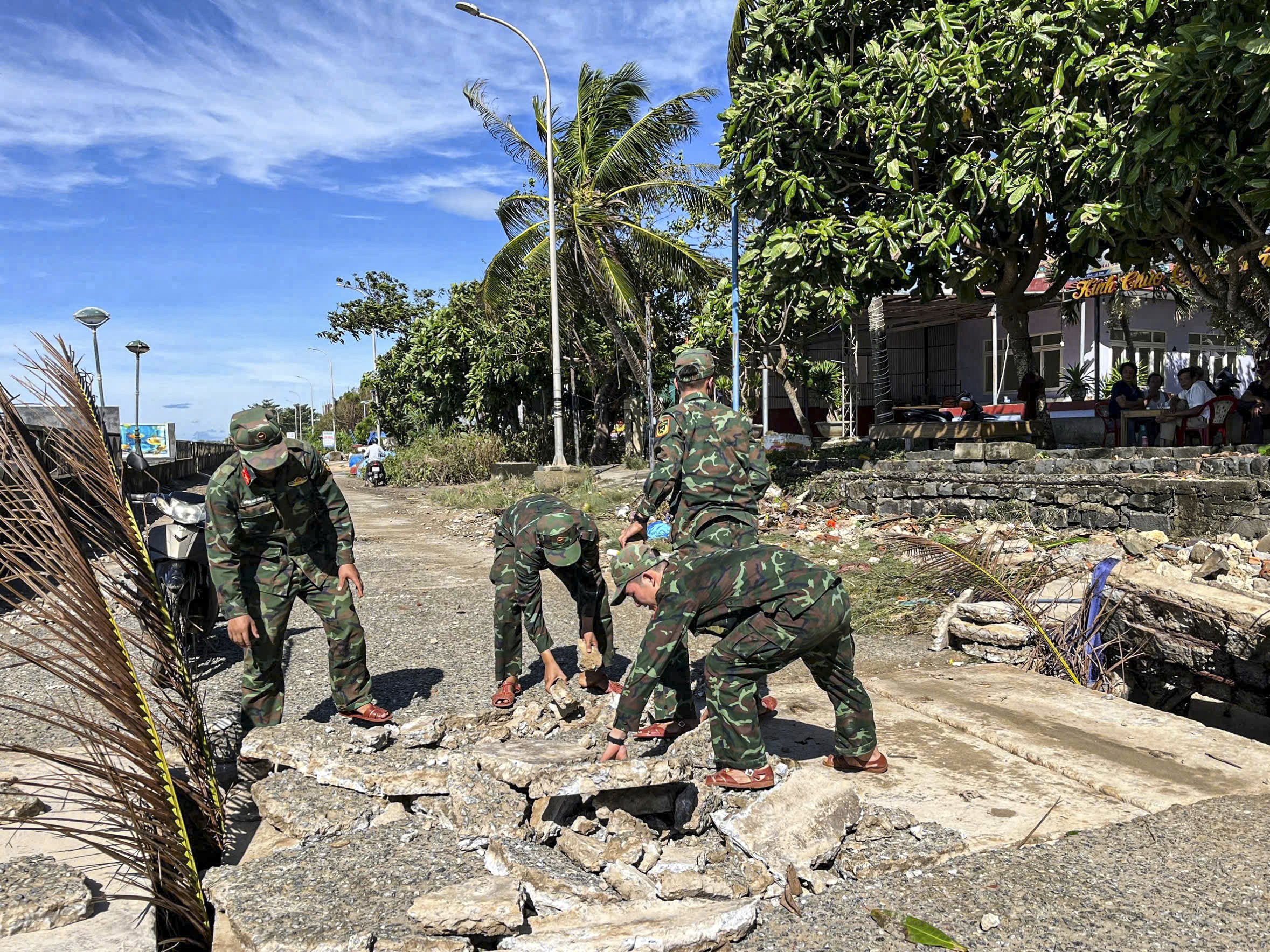 Quân đội, công an, thanh niên giúp dân dựng lại nhà sau bão Kalmaegi - Ảnh 9. Quân đội, công an, thanh niên giúp dân dựng lại nhà sau bão Kalmaegi - Ảnh 9.