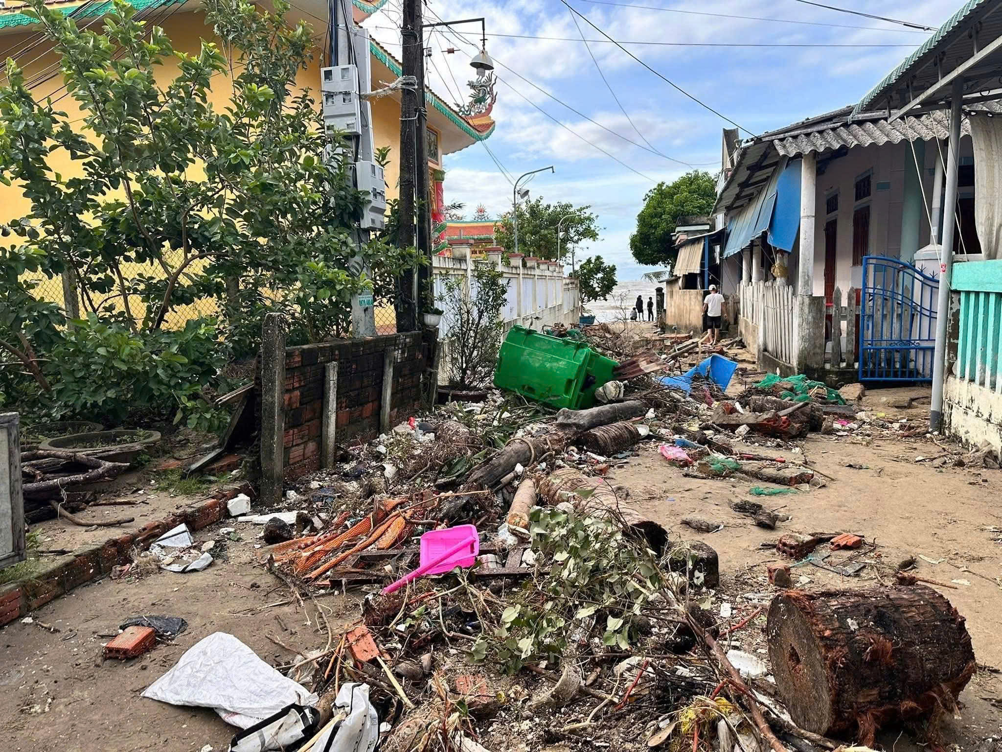 Quảng Ngãi: Cận cảnh hàng loạt nhà tốc mái, đường sá bị 'băm nát' sau bão - Ảnh 14.