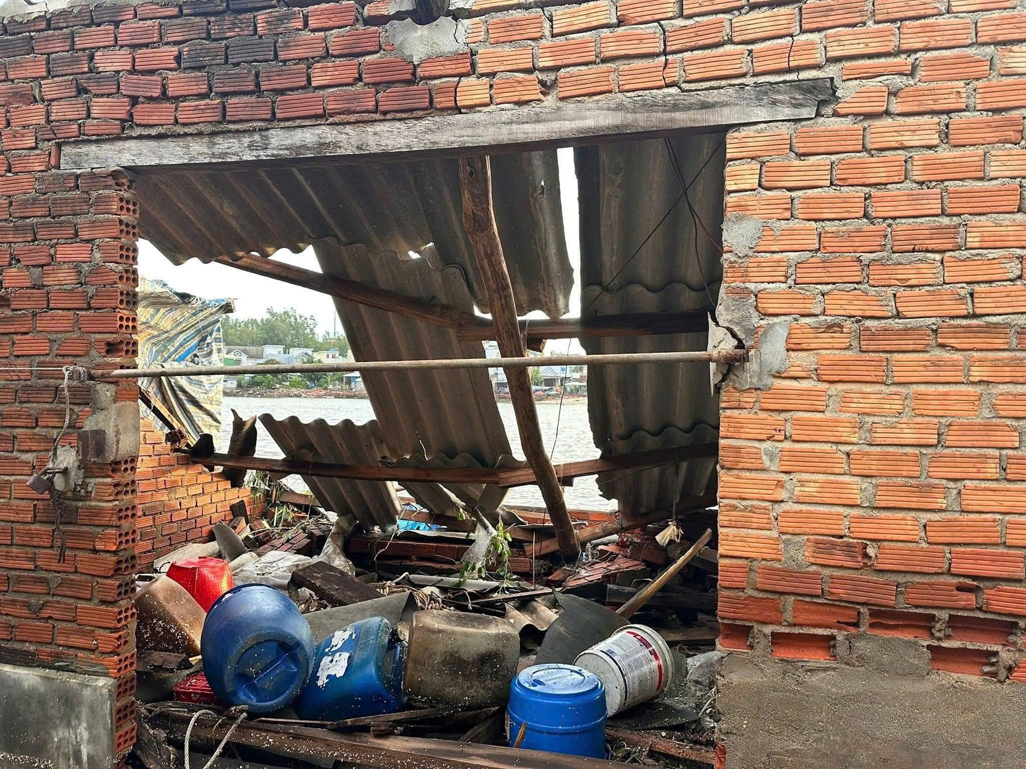 Quảng Ngãi: Cận cảnh hàng loạt nhà tốc mái, đường sá bị 'băm nát' sau bão - Ảnh 13.