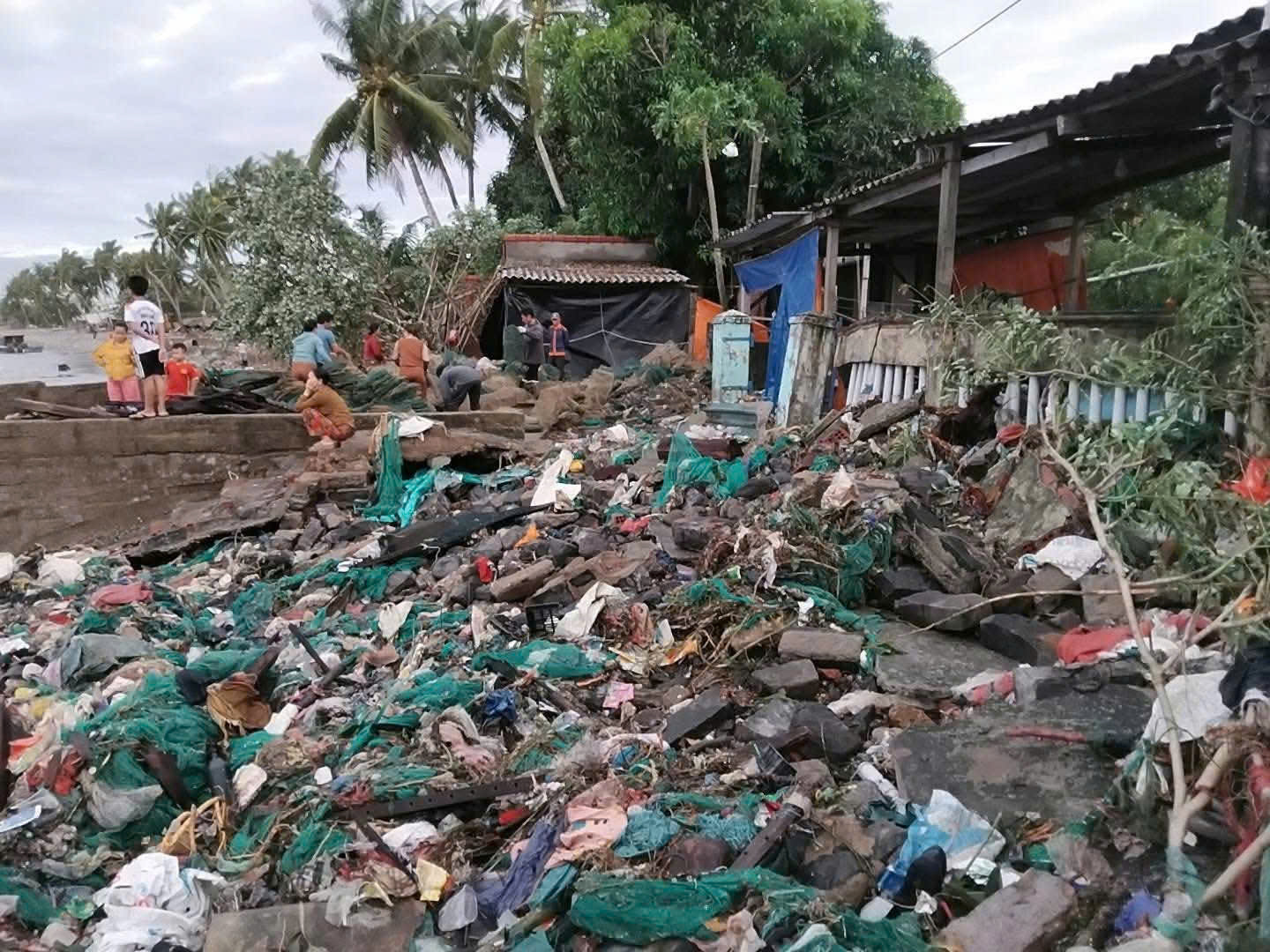 Quảng Ngãi: Cận cảnh hàng loạt nhà tốc mái, đường sá bị 'băm nát' sau bão - Ảnh 12.