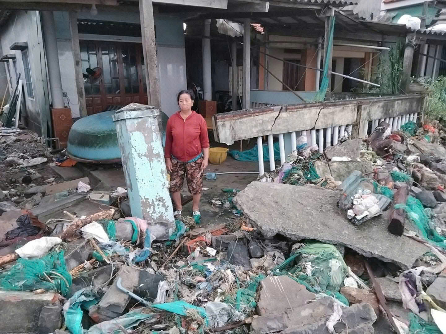 Quảng Ngãi: Cận cảnh hàng loạt nhà tốc mái, đường sá bị 'băm nát' sau bão - Ảnh 11.