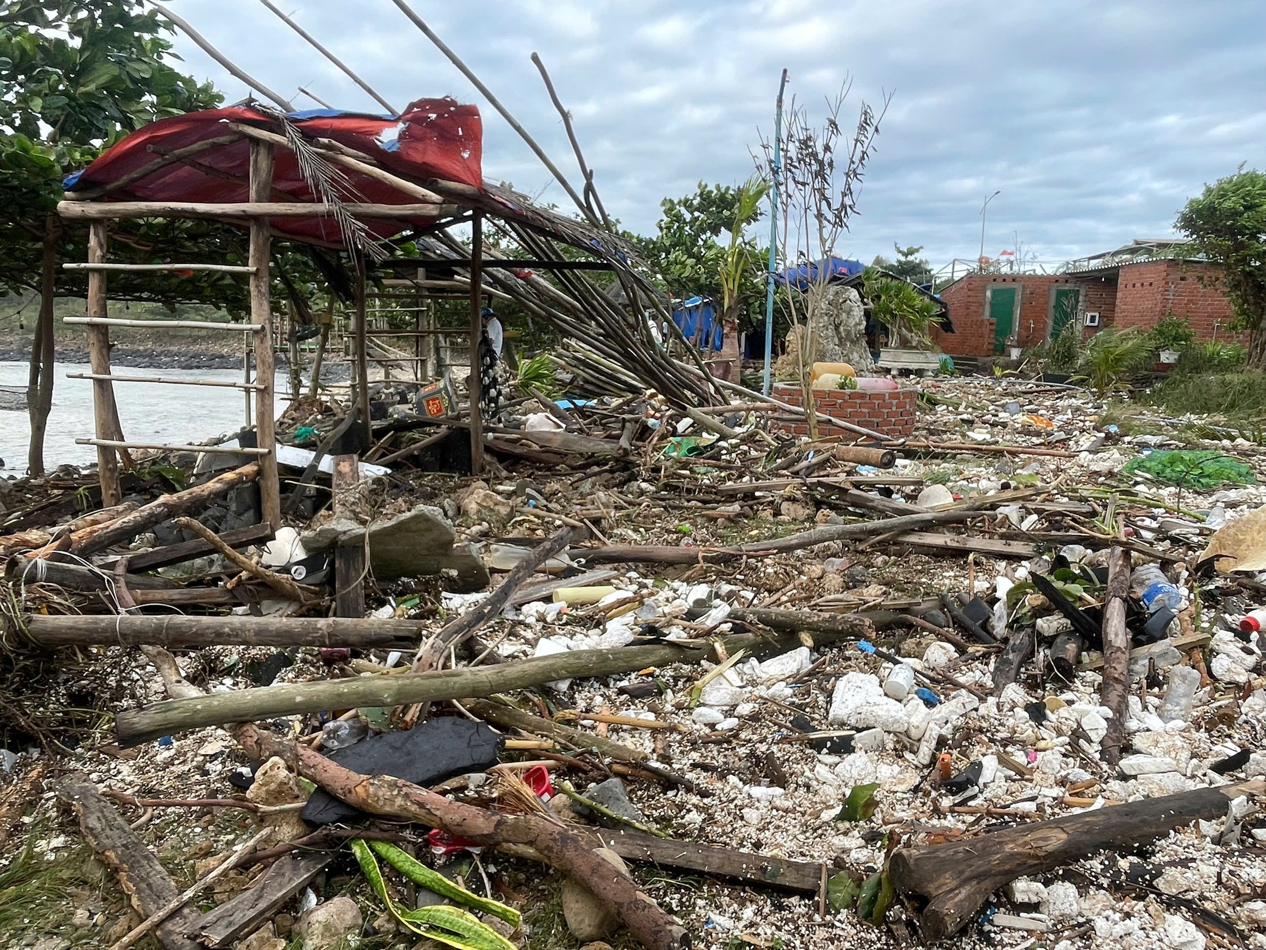 Quảng Ngãi: Cận cảnh hàng loạt nhà tốc mái, đường sá bị 'băm nát' sau bão - Ảnh 9.