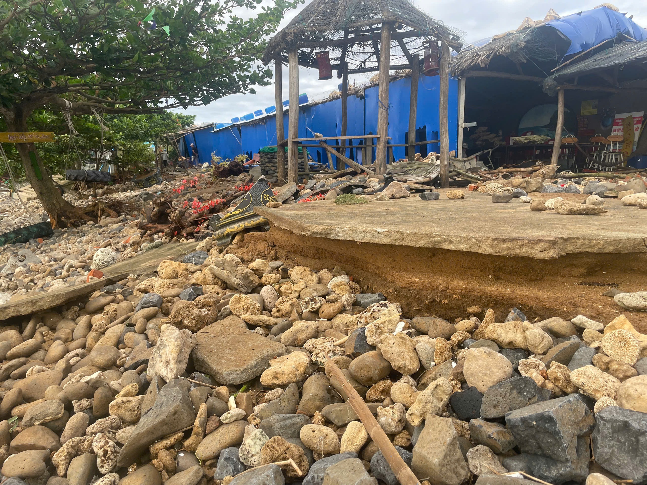 Quảng Ngãi: Cận cảnh hàng loạt nhà tốc mái, đường sá bị 'băm nát' sau bão - Ảnh 10.
