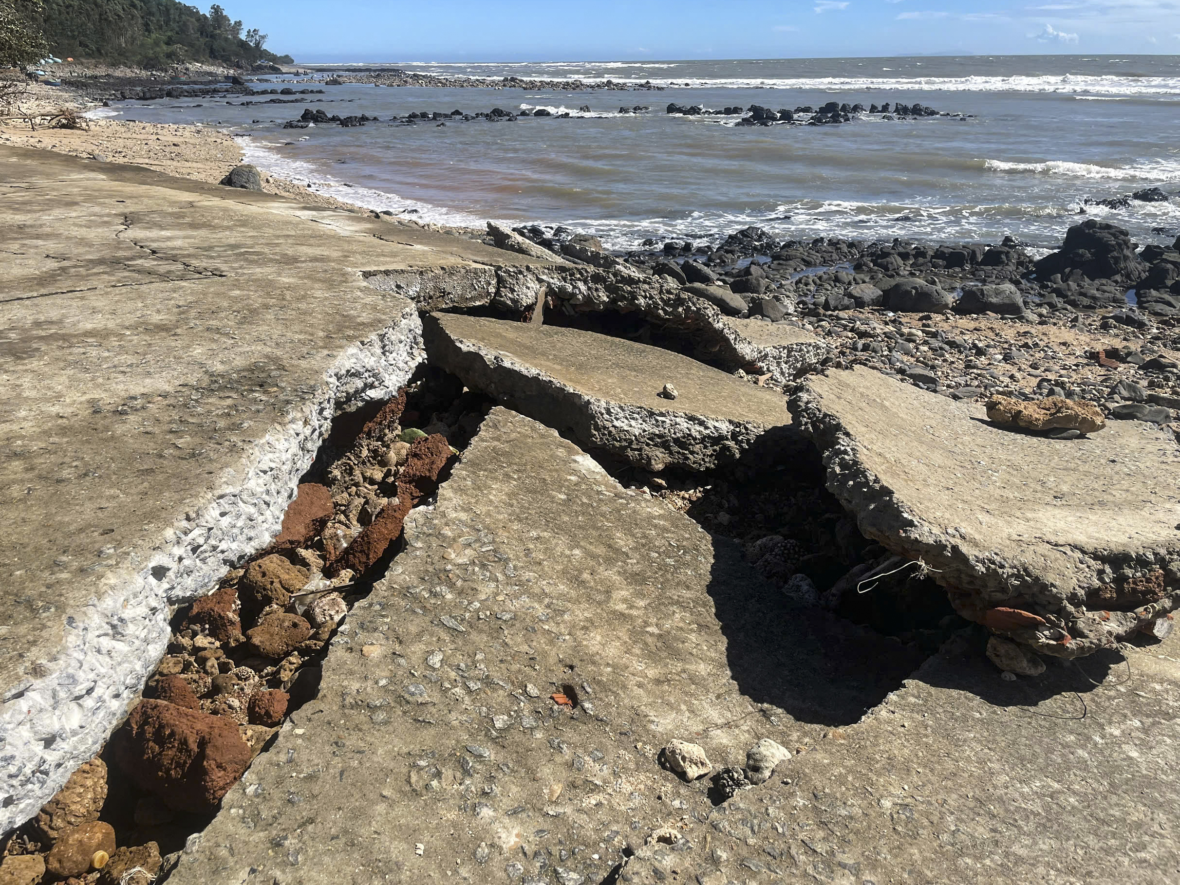 Quảng Ngãi: Cận cảnh hàng loạt nhà tốc mái, đường sá bị 'băm nát' sau bão - Ảnh 8.