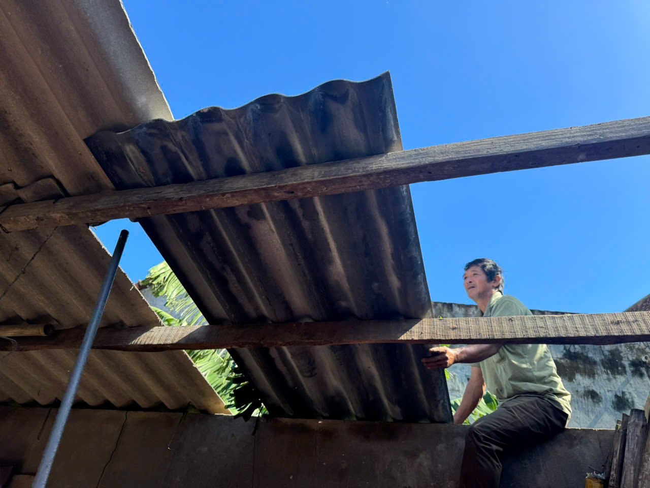 Quảng Ngãi: Cận cảnh hàng loạt nhà tốc mái, đường sá bị 'băm nát' sau bão - Ảnh 2.