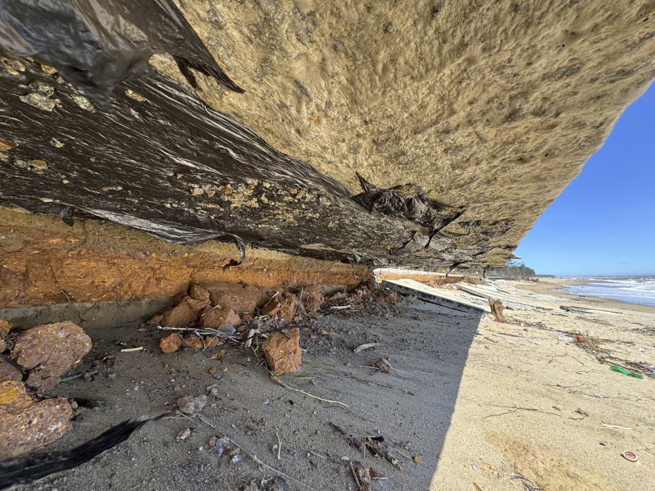 Quảng Ngãi: Cận cảnh hàng loạt nhà tốc mái, đường sá bị 'băm nát' sau bão - Ảnh 22.