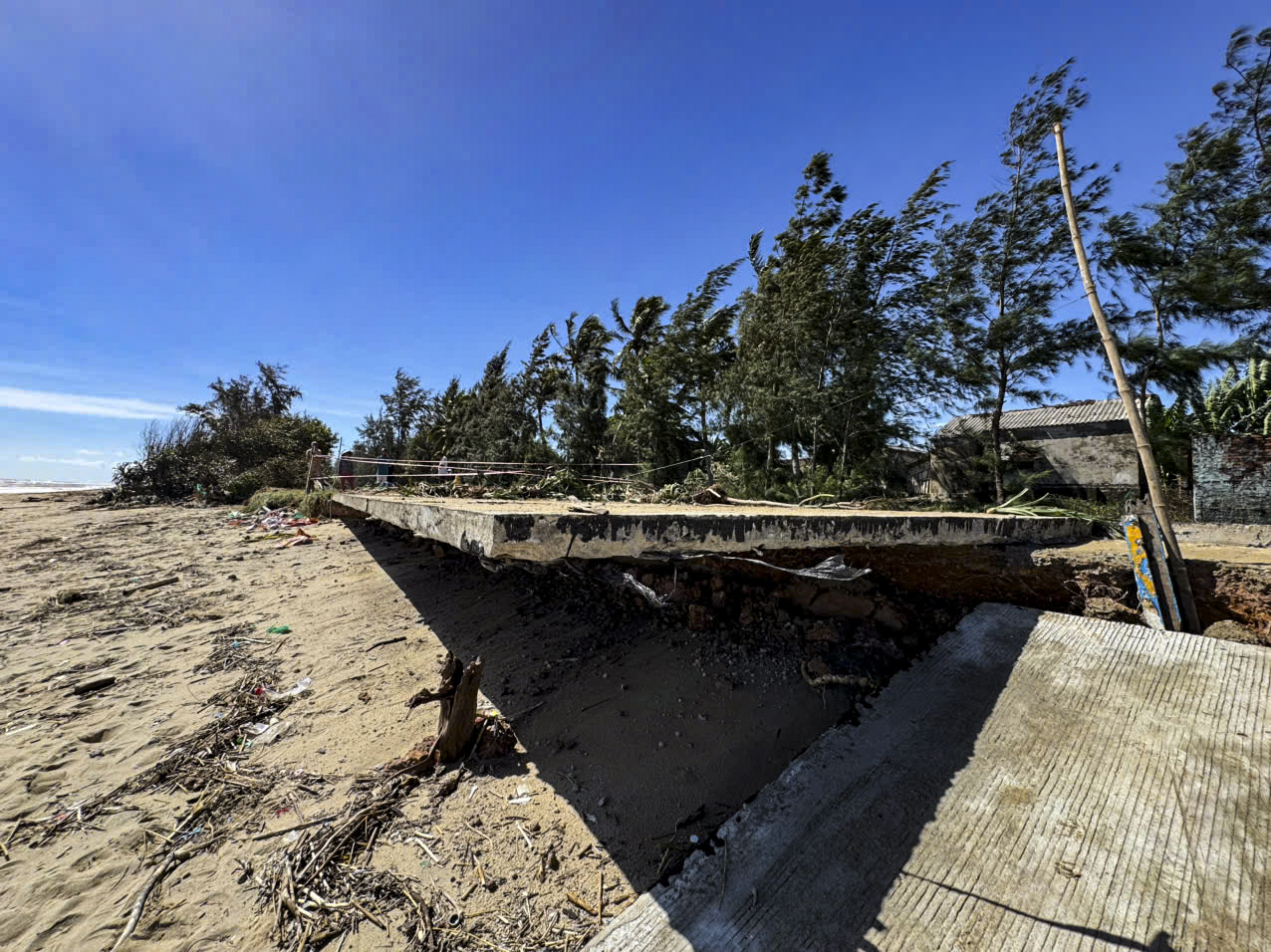 Quảng Ngãi: Cận cảnh hàng loạt nhà tốc mái, đường sá bị 'băm nát' sau bão - Ảnh 5.