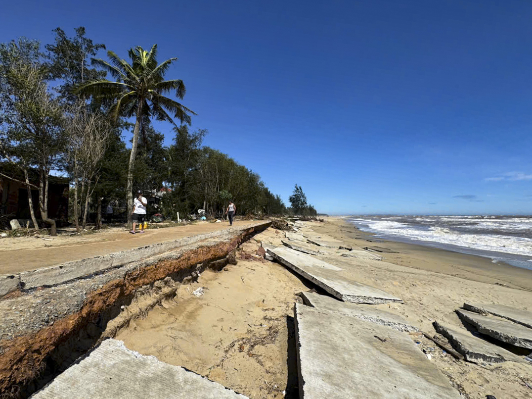 Quảng Ngãi: Cận cảnh hàng loạt nhà tốc mái, đường sá bị 'băm nát' sau bão - Ảnh 6.