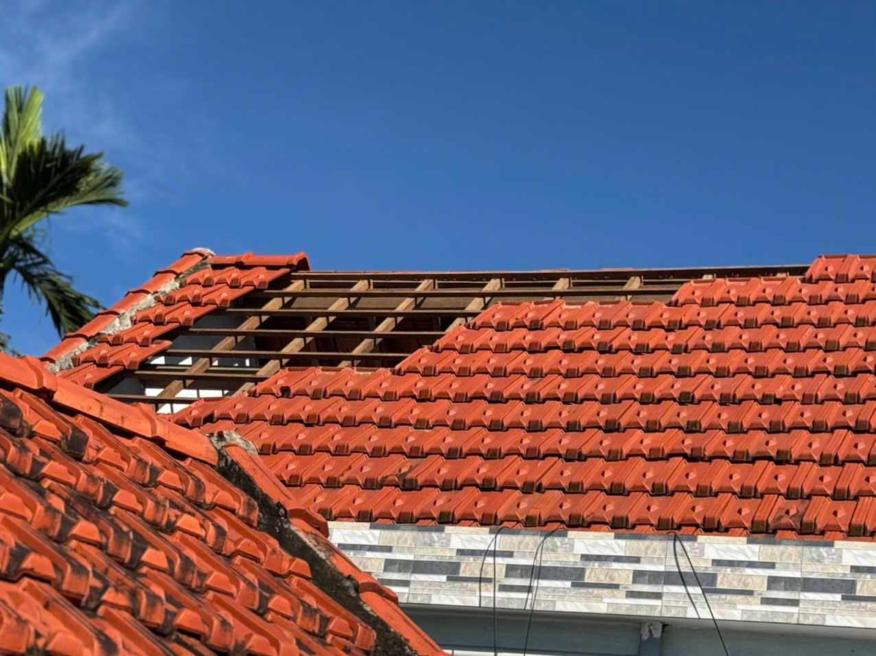 Quảng Ngãi: Cận cảnh hàng loạt nhà tốc mái, đường sá bị 'băm nát' sau bão - Ảnh 1.