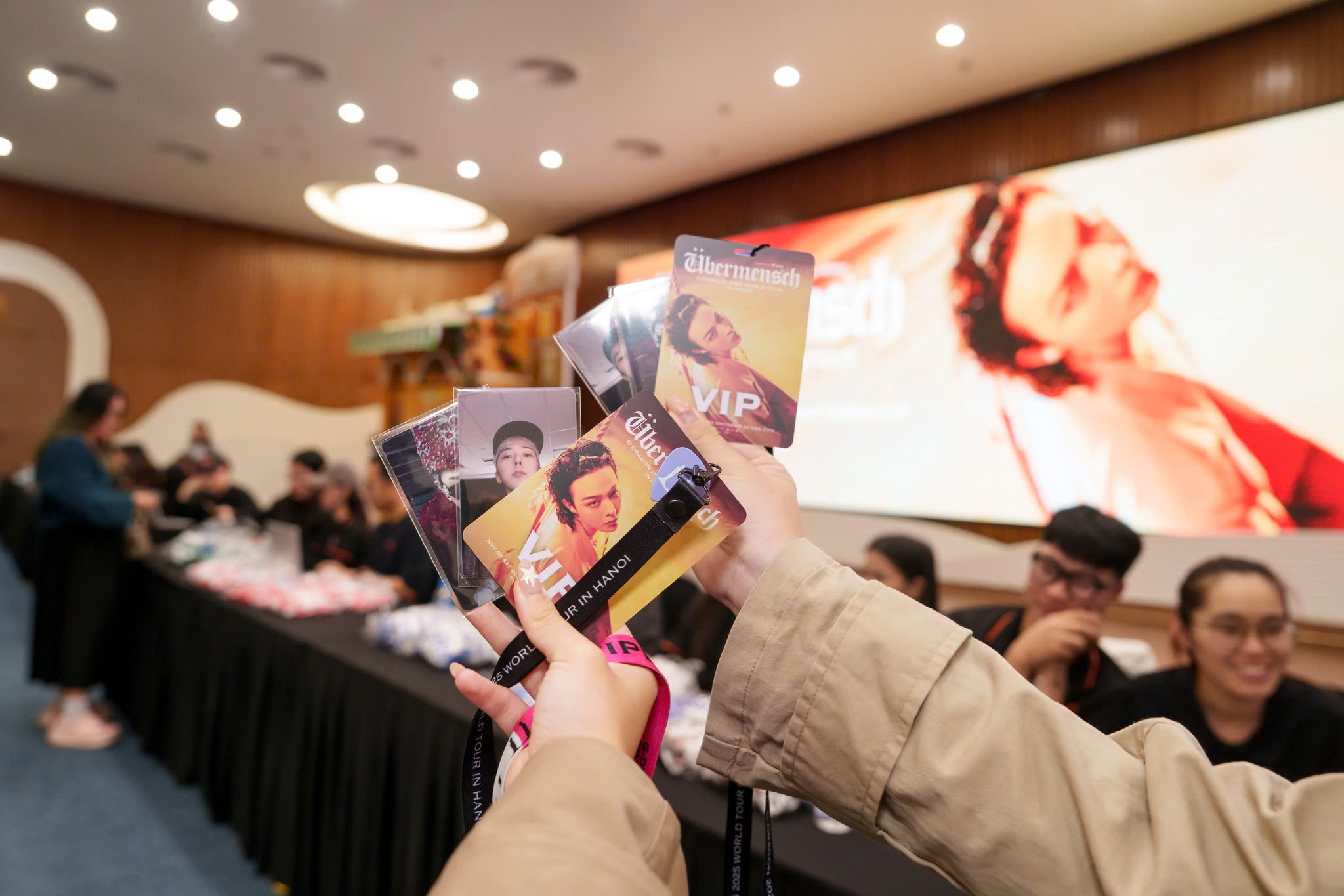 G-Dragon đi chuyên cơ riêng đến Việt Nam, 'cháy vé' bổ sung hai đêm diễn - Ảnh 3.