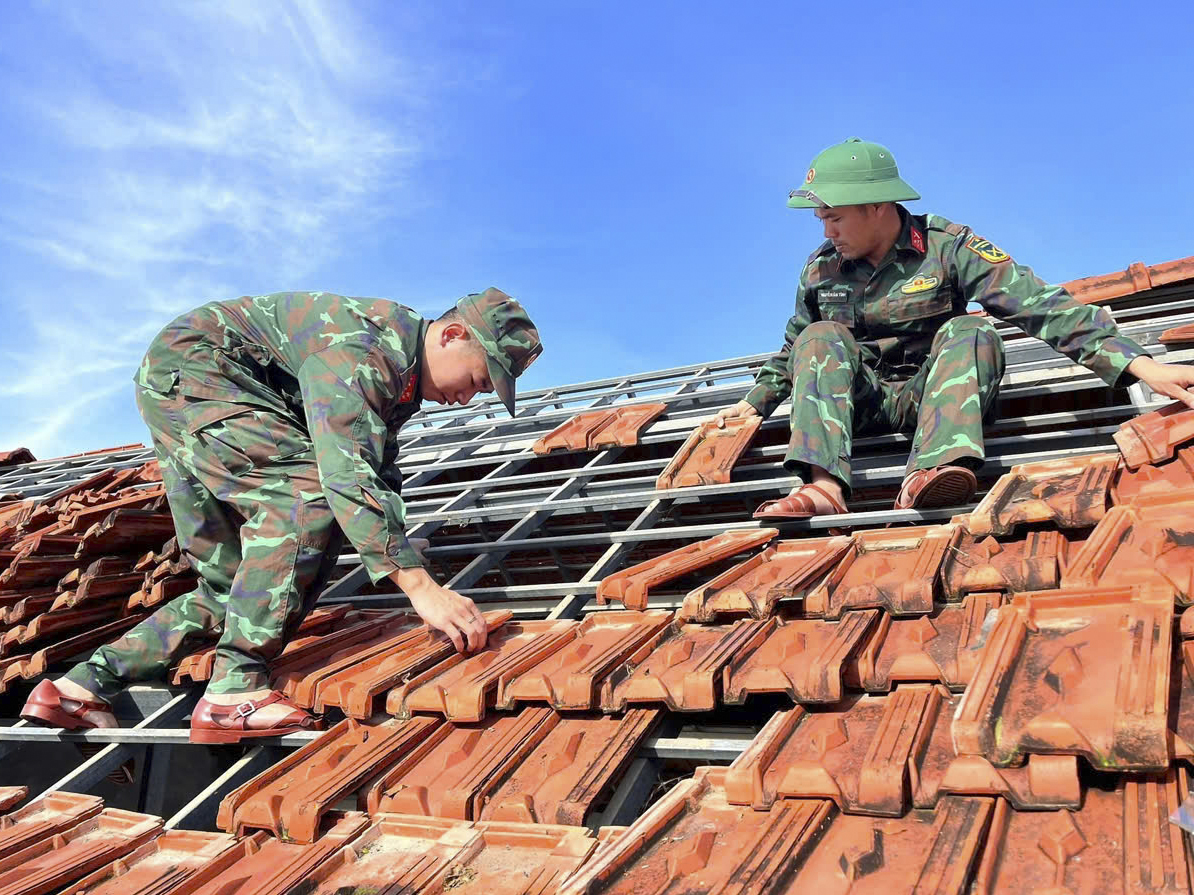 Quân đội, công an, thanh niên giúp dân dựng lại nhà sau bão Kalmaegi - Ảnh 1. Quân đội, công an, thanh niên giúp dân dựng lại nhà sau bão Kalmaegi - Ảnh 1.