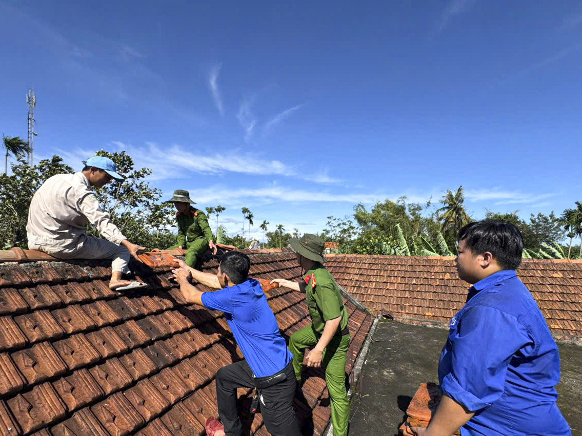 Quân đội, công an, thanh niên giúp dân dựng lại nhà sau bão Kalmaegi - Ảnh 3. Quân đội, công an, thanh niên giúp dân dựng lại nhà sau bão Kalmaegi - Ảnh 3.