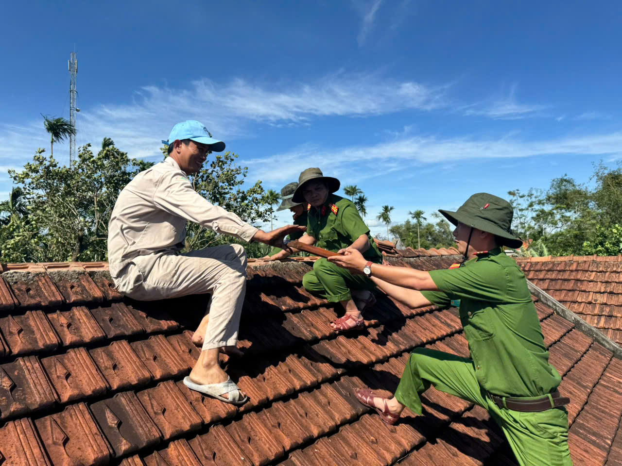 Quân đội, công an, thanh niên giúp dân dựng lại nhà sau bão Kalmaegi - Ảnh 10. Quân đội, công an, thanh niên giúp dân dựng lại nhà sau bão Kalmaegi - Ảnh 10.