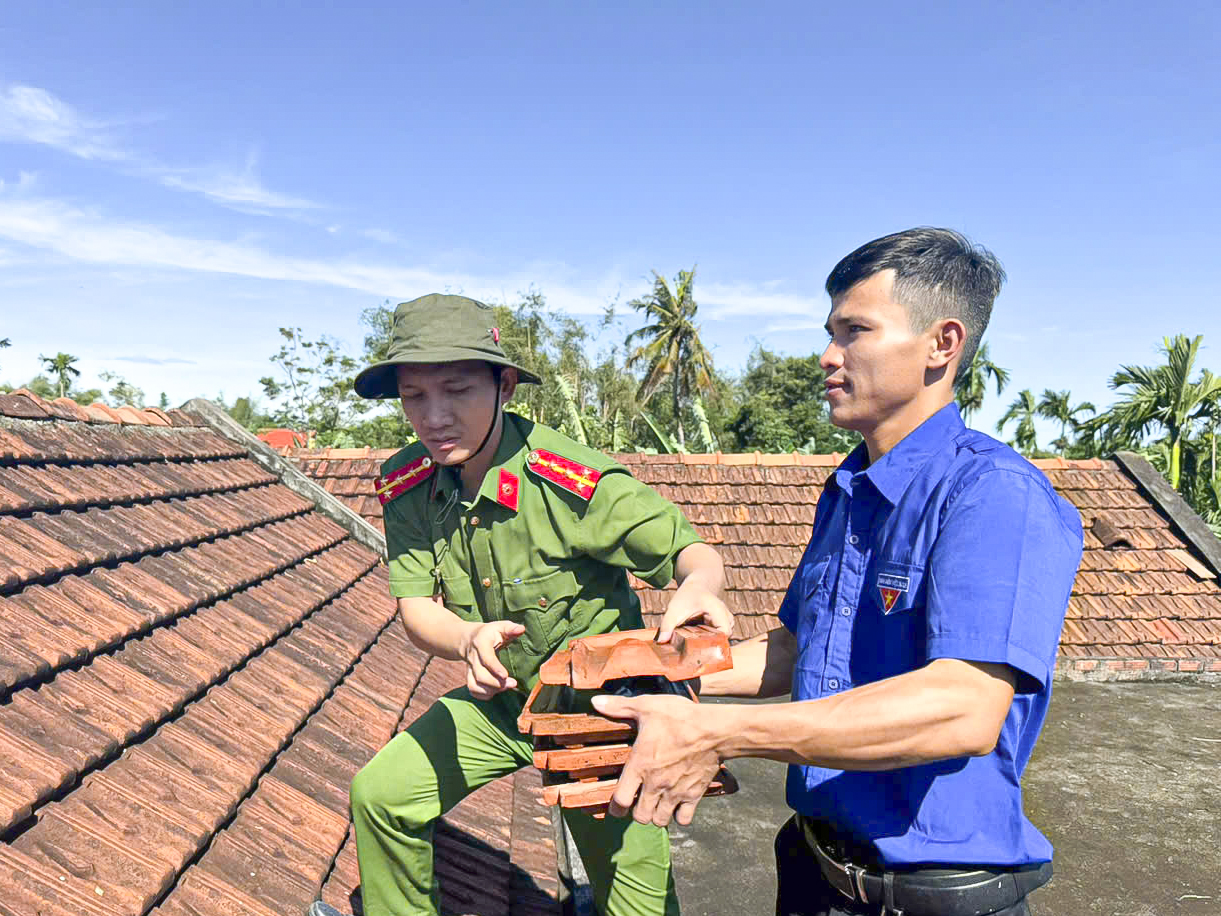 Quân đội, công an, thanh niên giúp dân dựng lại nhà sau bão Kalmaegi - Ảnh 4. Quân đội, công an, thanh niên giúp dân dựng lại nhà sau bão Kalmaegi - Ảnh 4.