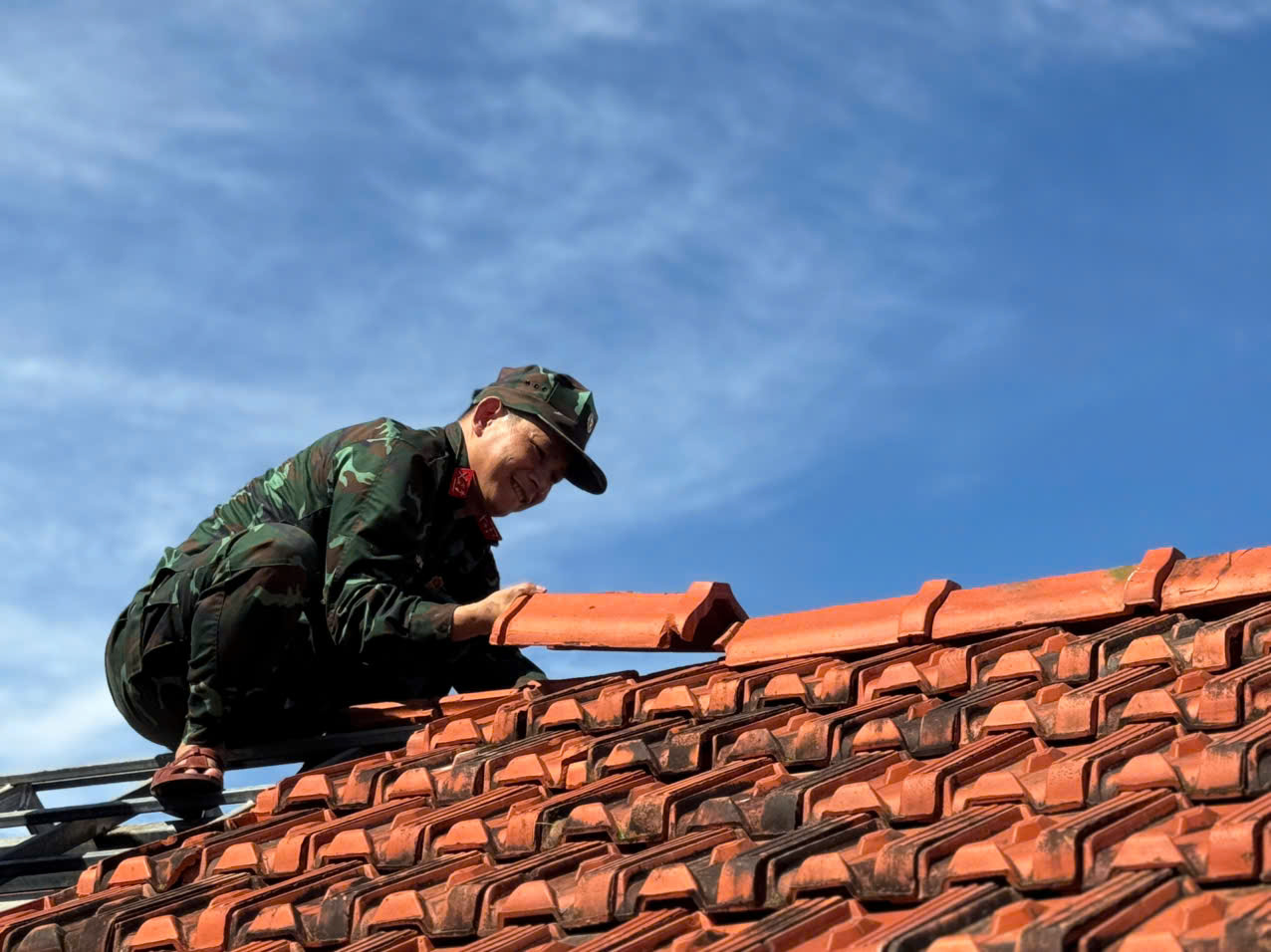 Quân đội, công an, thanh niên giúp dân dựng lại nhà sau bão Kalmaegi - Ảnh 6. Quân đội, công an, thanh niên giúp dân dựng lại nhà sau bão Kalmaegi - Ảnh 6.