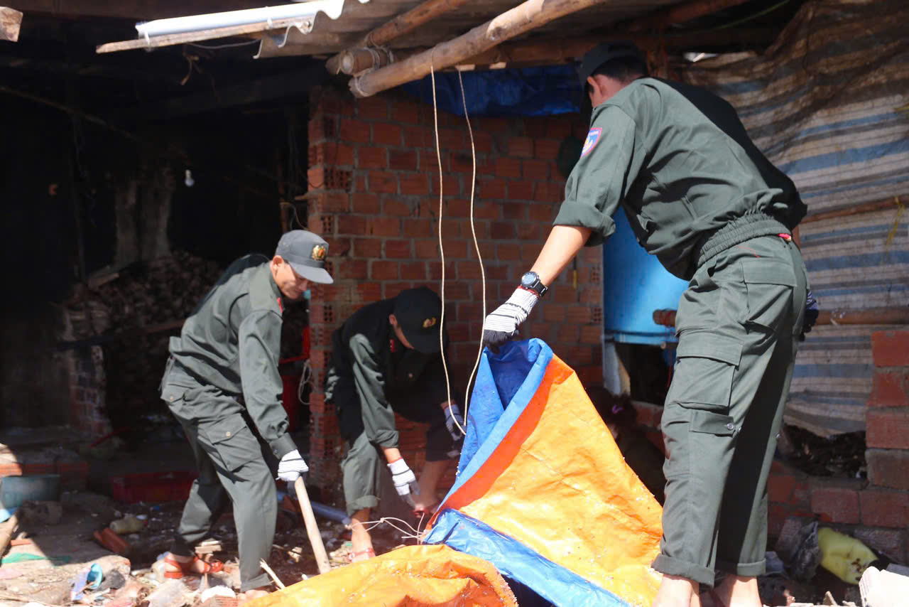 Quân đội, công an, thanh niên giúp dân dựng lại nhà sau bão Kalmaegi - Ảnh 11. Quân đội, công an, thanh niên giúp dân dựng lại nhà sau bão Kalmaegi - Ảnh 11.