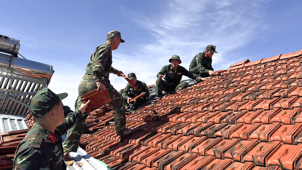 Quân đội, công an, thanh niên giúp dân dựng lại nhà sau bão Kalmaegi - Ảnh 2. Quân đội, công an, thanh niên giúp dân dựng lại nhà sau bão Kalmaegi - Ảnh 2.