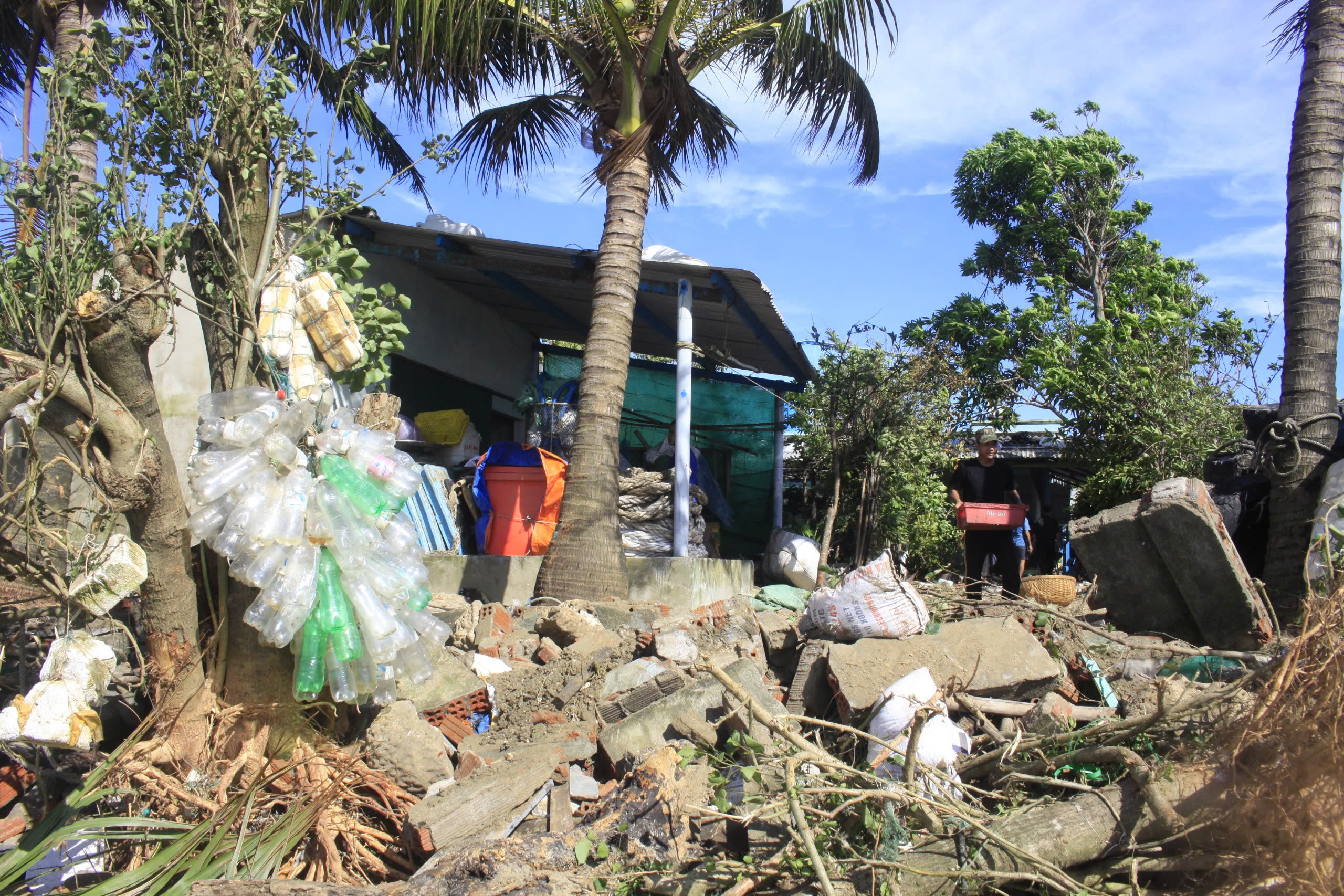 Làng biển hoang tàn, đổ nát Quảng Ngãi sau cơn bão Kalmaegi- Ảnh 10. Làng biển hoang tàn, đổ nát Quảng Ngãi sau cơn bão Kalmaegi- Ảnh 10.