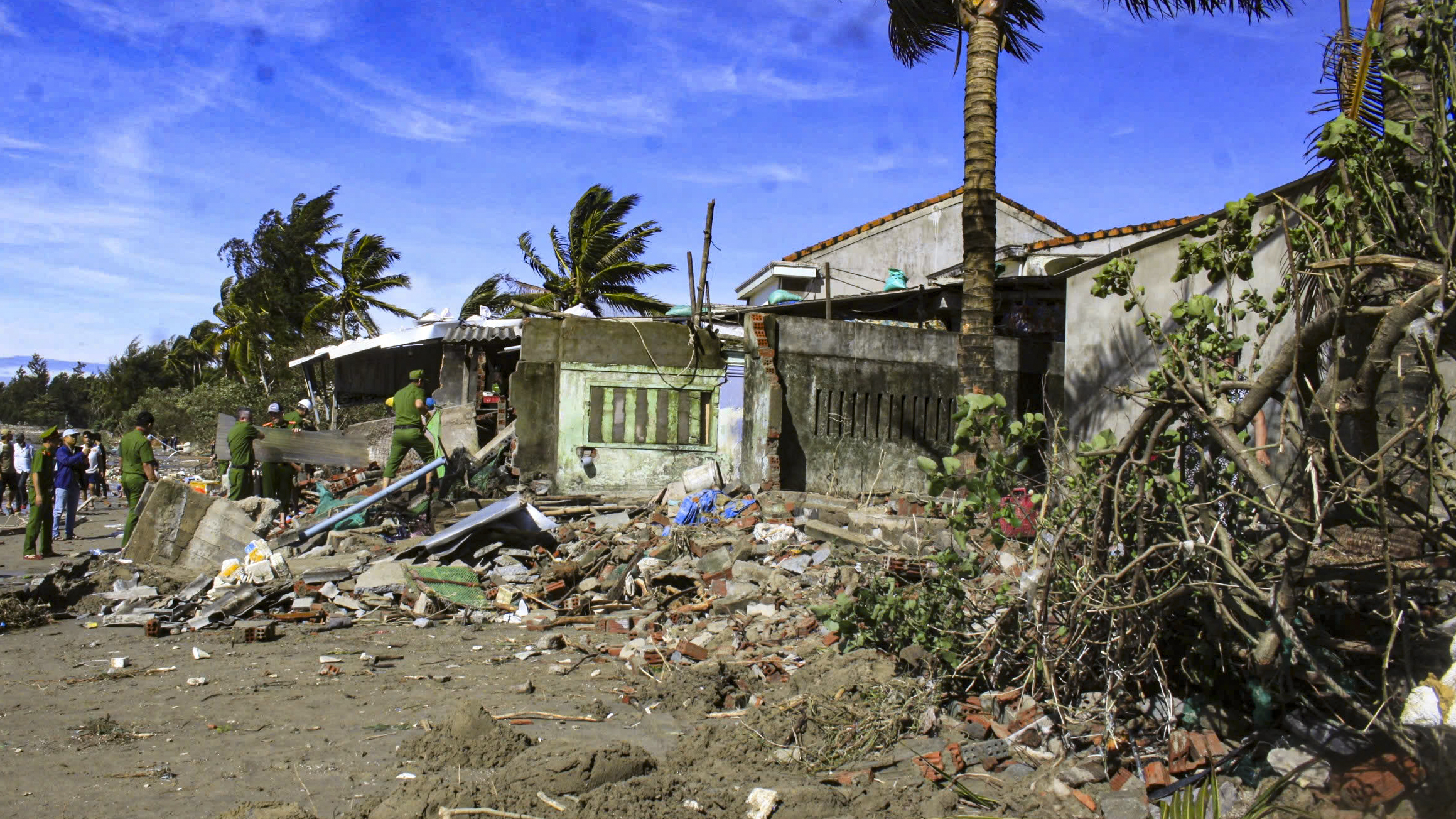 Làng biển hoang tàn, đổ nát Quảng Ngãi sau cơn bão Kalmaegi- Ảnh 2. Làng biển hoang tàn, đổ nát Quảng Ngãi sau cơn bão Kalmaegi- Ảnh 2.