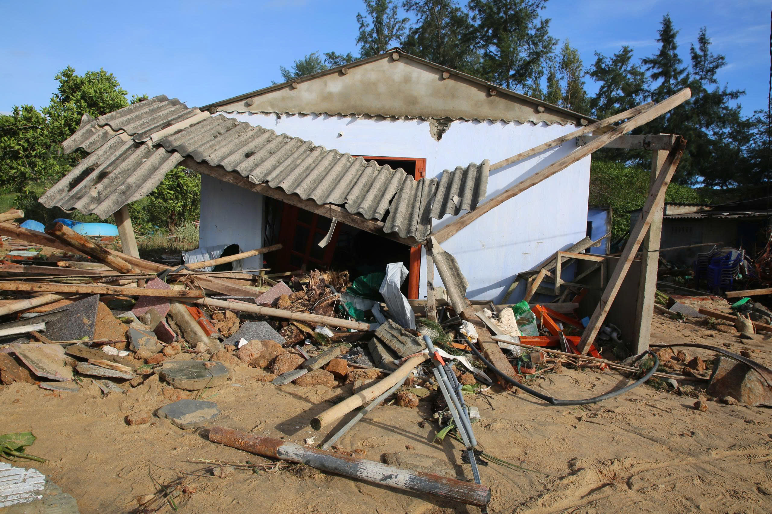 Làng biển hoang tàn, đổ nát Quảng Ngãi sau cơn bão Kalmaegi- Ảnh 5. Làng biển hoang tàn, đổ nát Quảng Ngãi sau cơn bão Kalmaegi- Ảnh 5.