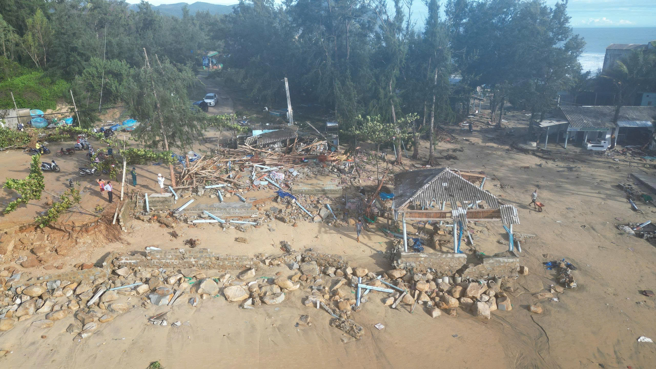 Làng biển hoang tàn, đổ nát Quảng Ngãi sau cơn bão Kalmaegi- Ảnh 4. Làng biển hoang tàn, đổ nát Quảng Ngãi sau cơn bão Kalmaegi- Ảnh 4.