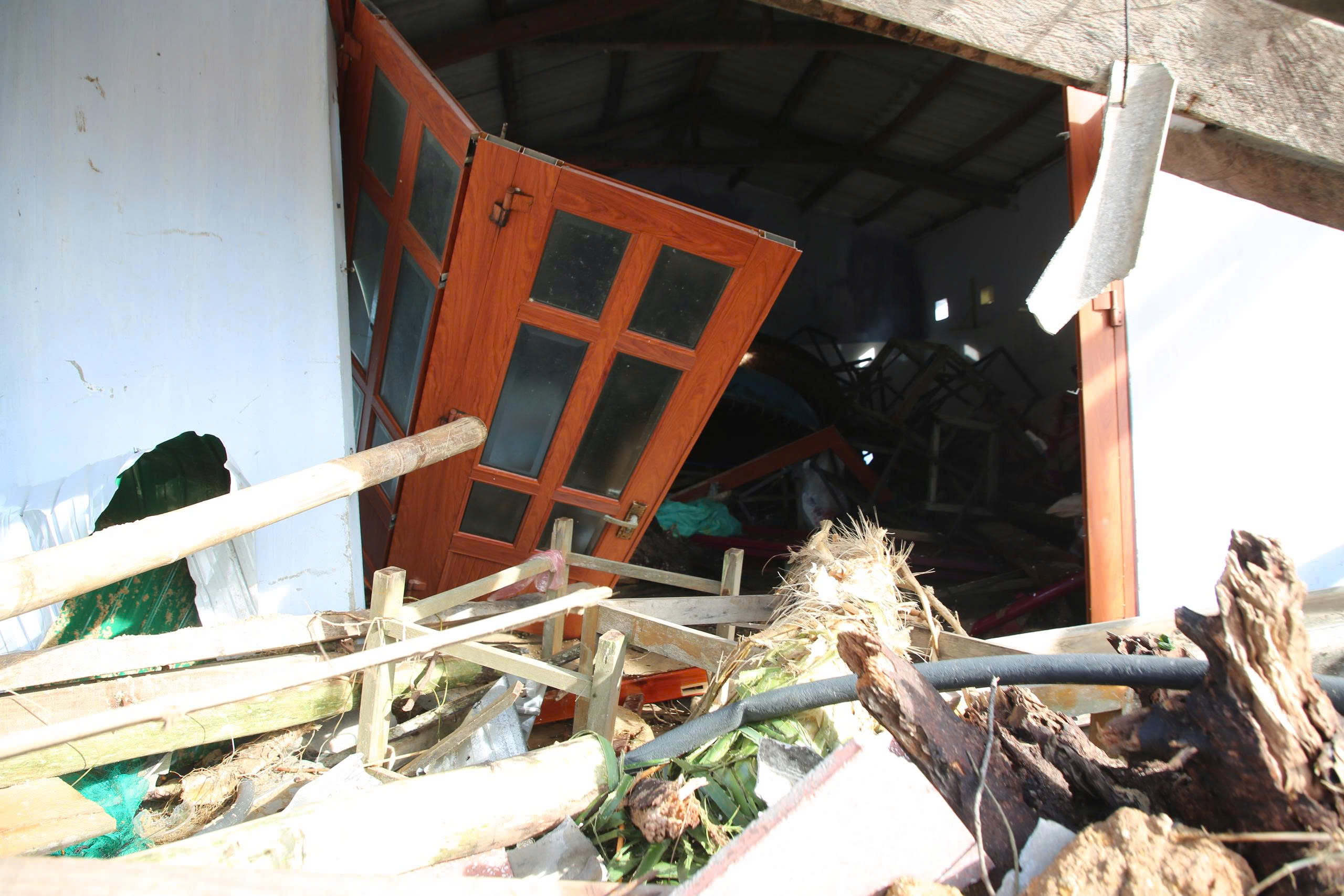 Làng biển hoang tàn, đổ nát Quảng Ngãi sau cơn bão Kalmaegi- Ảnh 7. Làng biển hoang tàn, đổ nát Quảng Ngãi sau cơn bão Kalmaegi- Ảnh 7.