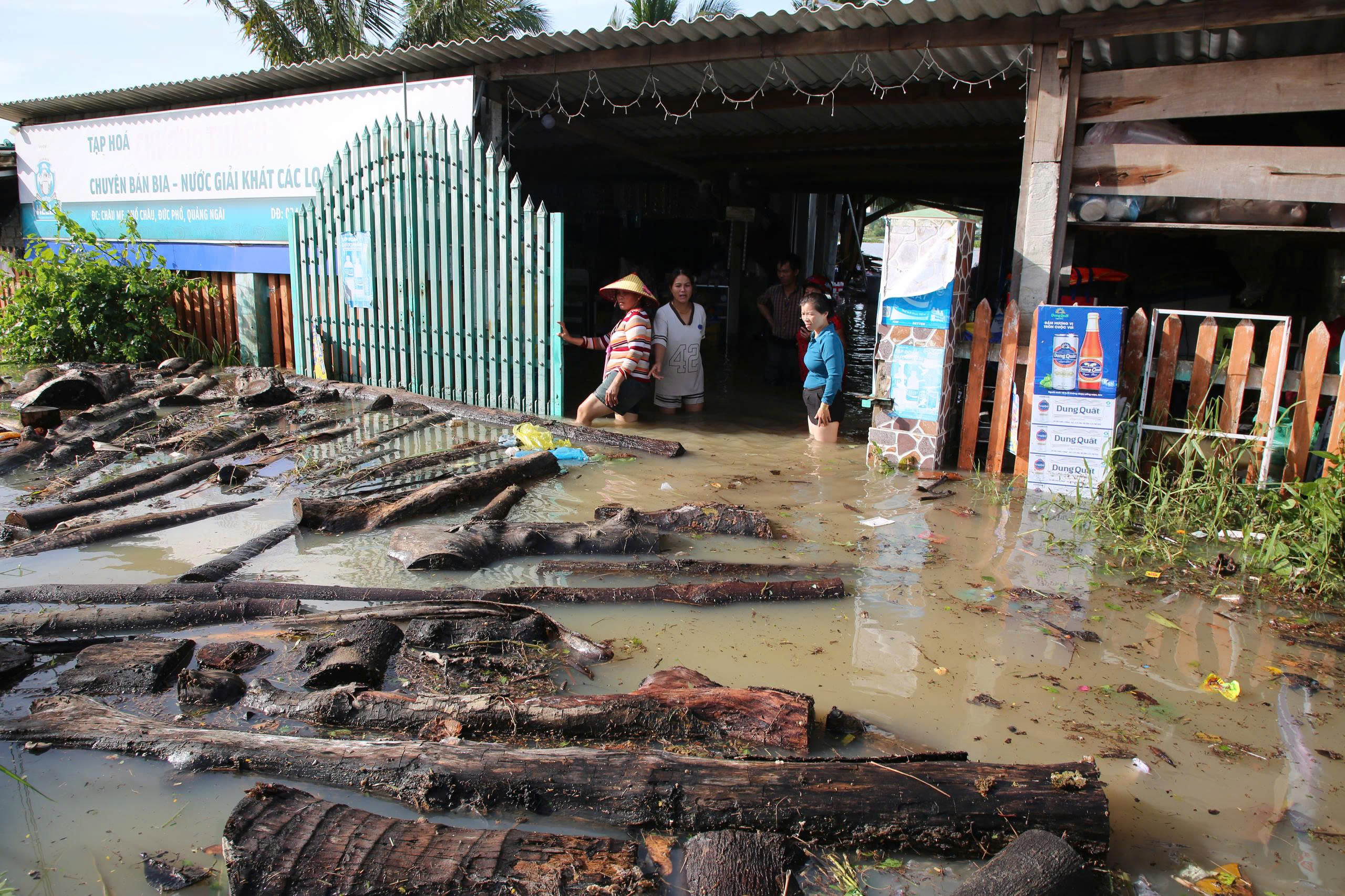 Làng biển hoang tàn, đổ nát Quảng Ngãi sau cơn bão Kalmaegi- Ảnh 6. Làng biển hoang tàn, đổ nát Quảng Ngãi sau cơn bão Kalmaegi- Ảnh 6.