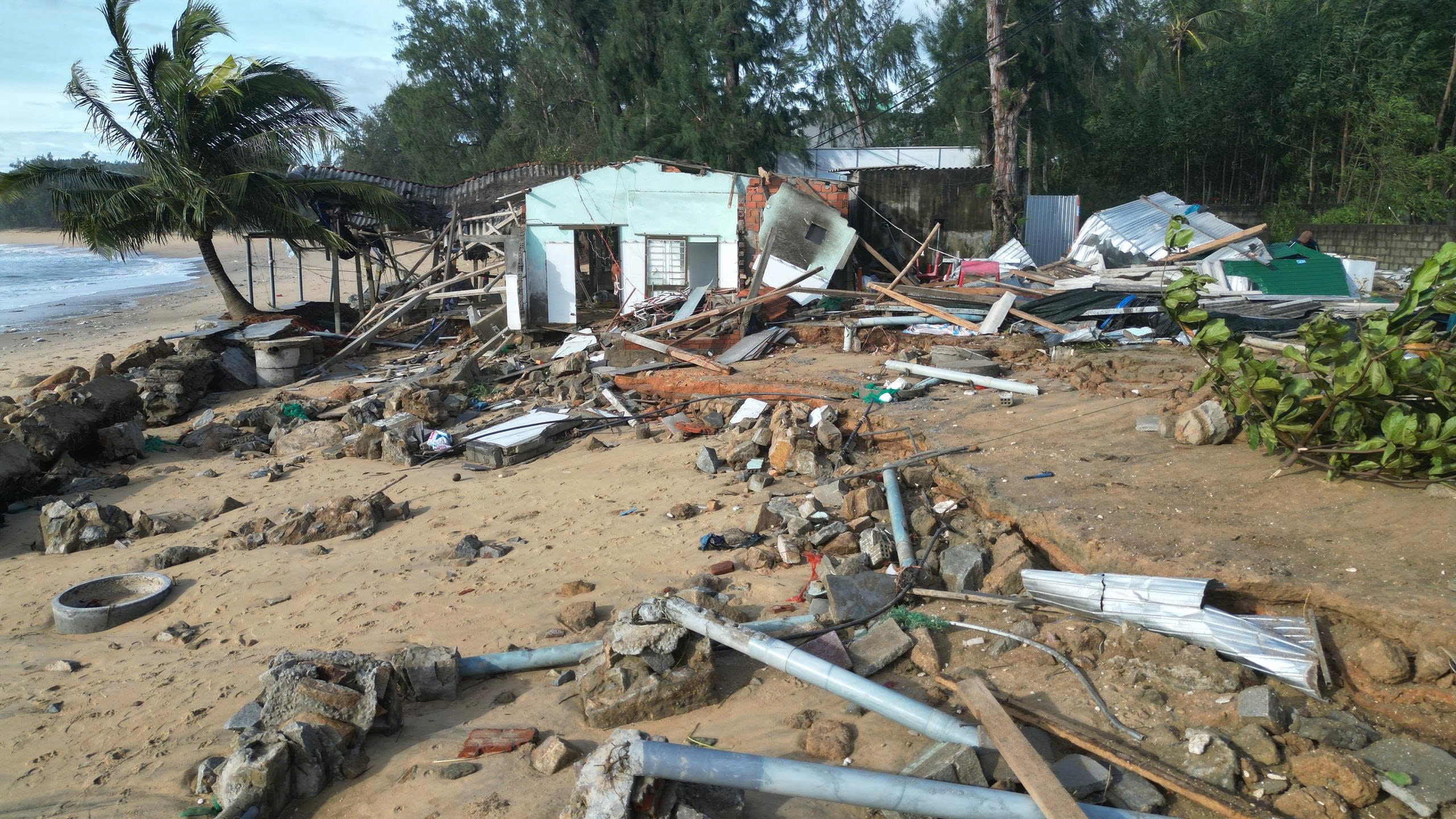 Làng biển hoang tàn, đổ nát Quảng Ngãi sau cơn bão Kalmaegi- Ảnh 9. Làng biển hoang tàn, đổ nát Quảng Ngãi sau cơn bão Kalmaegi- Ảnh 9.