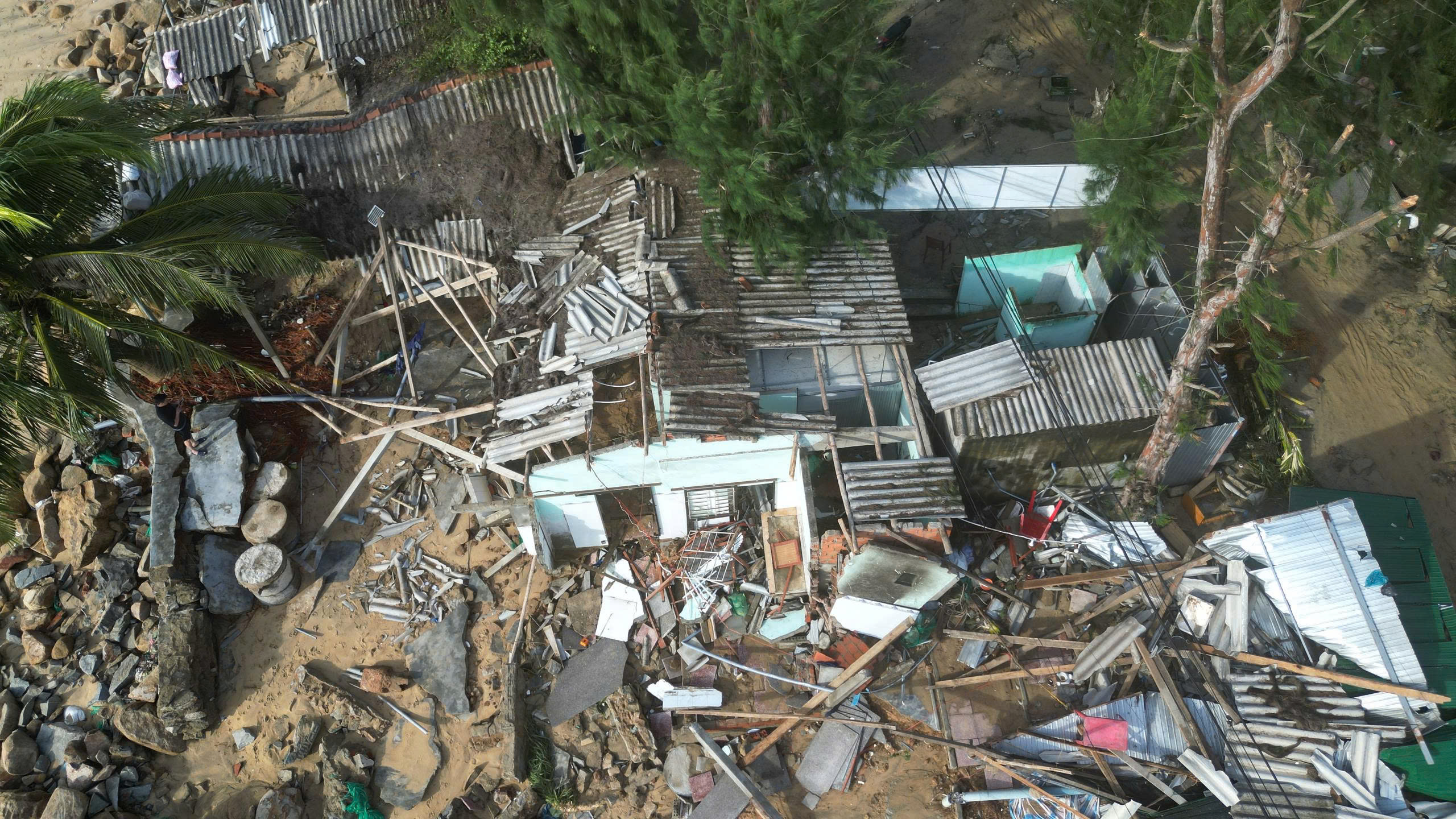 Làng biển hoang tàn, đổ nát Quảng Ngãi sau cơn bão Kalmaegi- Ảnh 1. Làng biển hoang tàn, đổ nát Quảng Ngãi sau cơn bão Kalmaegi- Ảnh 1.