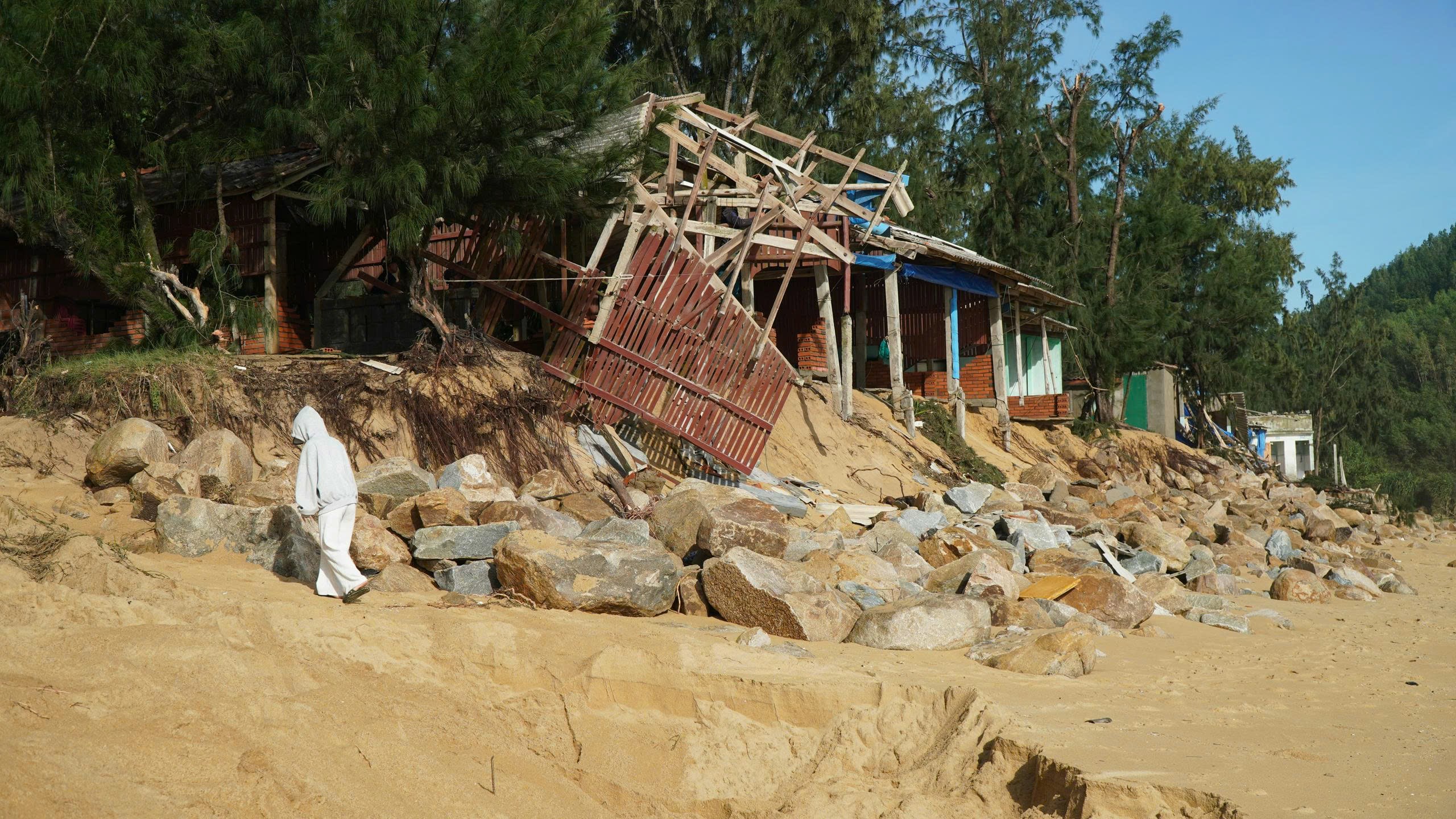 Làng biển hoang tàn, đổ nát Quảng Ngãi sau cơn bão Kalmaegi- Ảnh 8. Làng biển hoang tàn, đổ nát Quảng Ngãi sau cơn bão Kalmaegi- Ảnh 8.