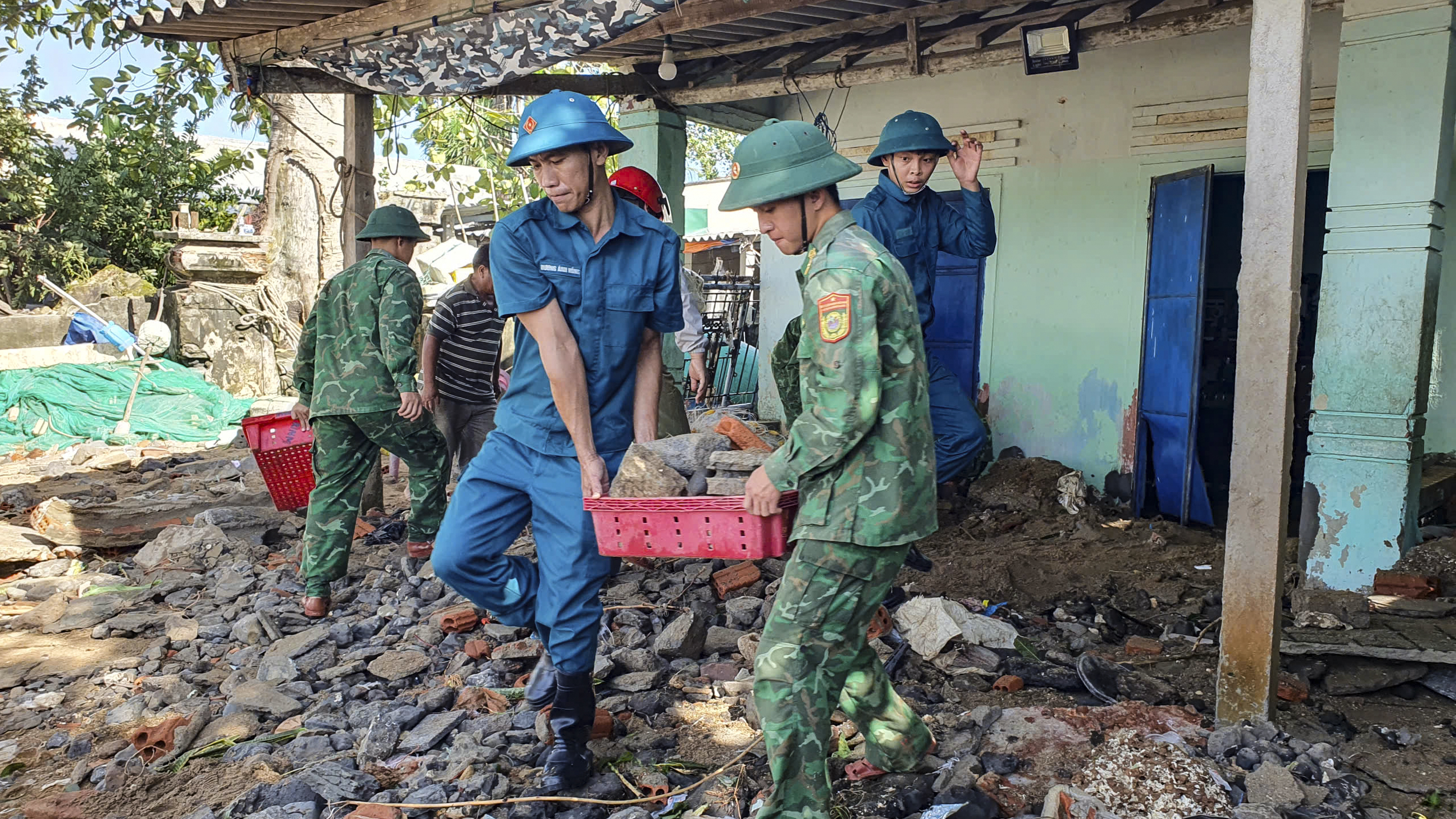 Làng biển hoang tàn, đổ nát Quảng Ngãi sau cơn bão Kalmaegi- Ảnh 12. Làng biển hoang tàn, đổ nát Quảng Ngãi sau cơn bão Kalmaegi- Ảnh 12.