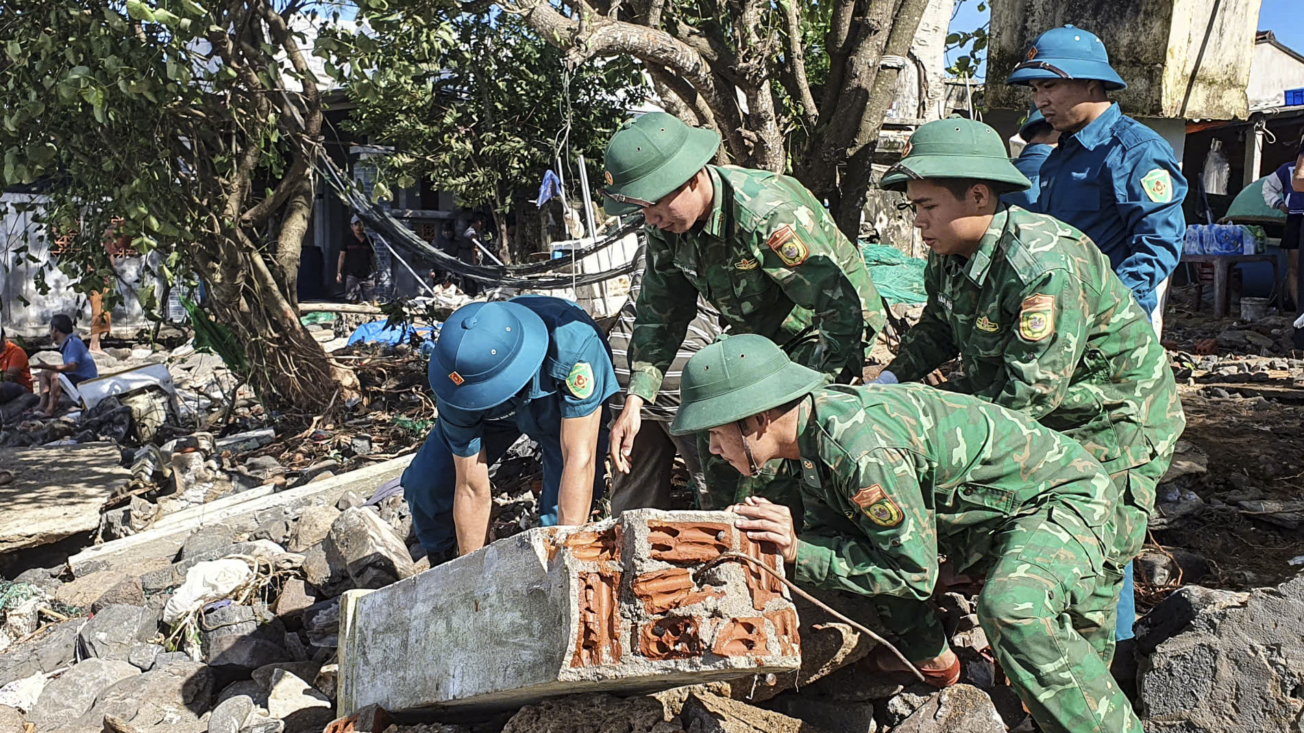 Làng biển hoang tàn, đổ nát Quảng Ngãi sau cơn bão Kalmaegi- Ảnh 11. Làng biển hoang tàn, đổ nát Quảng Ngãi sau cơn bão Kalmaegi- Ảnh 11.