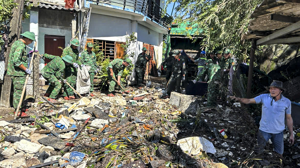 Làng biển hoang tàn, đổ nát Quảng Ngãi sau cơn bão Kalmaegi- Ảnh 13. Làng biển hoang tàn, đổ nát Quảng Ngãi sau cơn bão Kalmaegi- Ảnh 13.