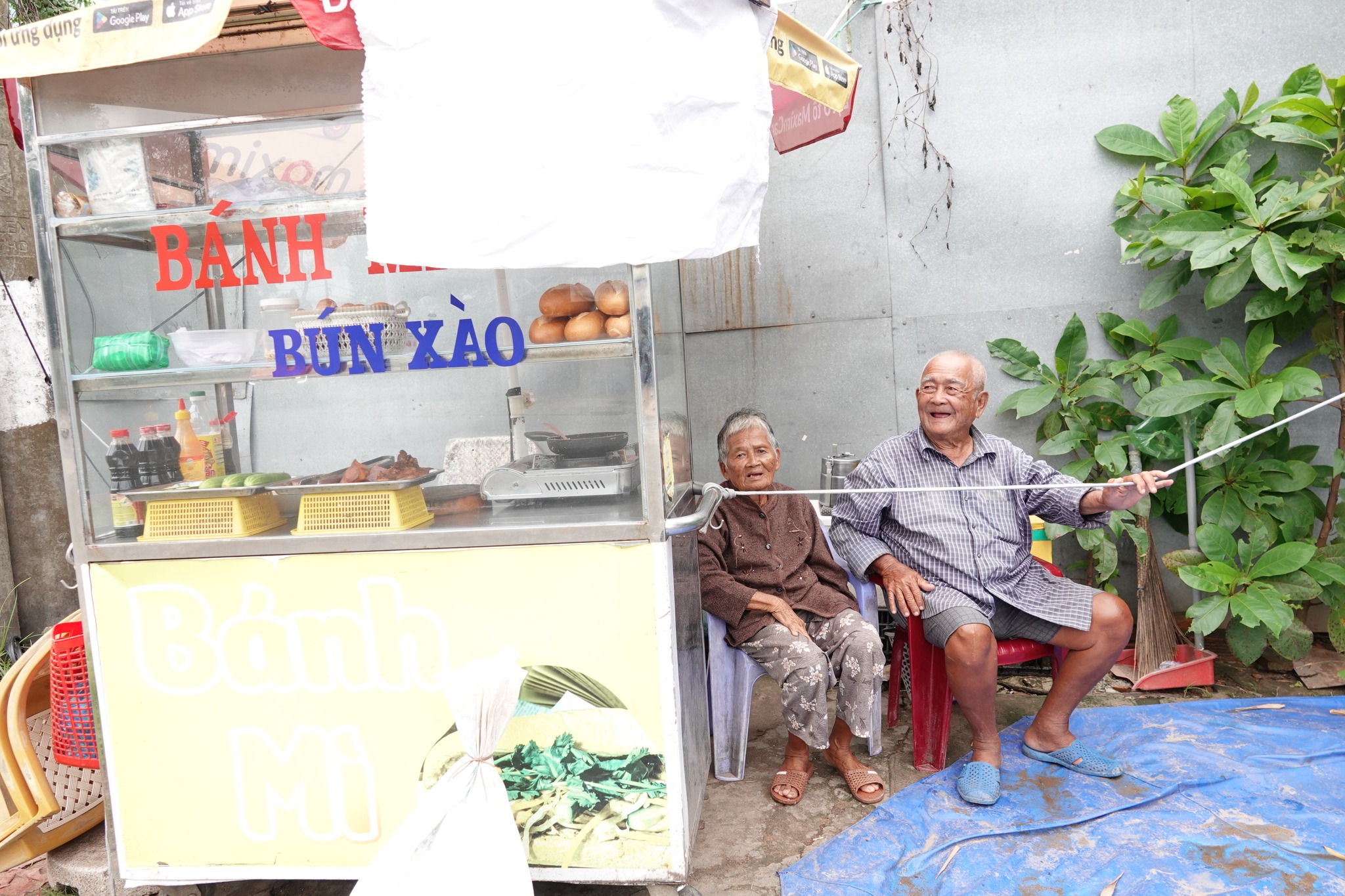 Xe b&aacute;nh m&igrave; của cụ b&agrave; mắc Parkinson, chỉ b&aacute;n 20 ổ mỗi ng&agrave;y - Ảnh 1.