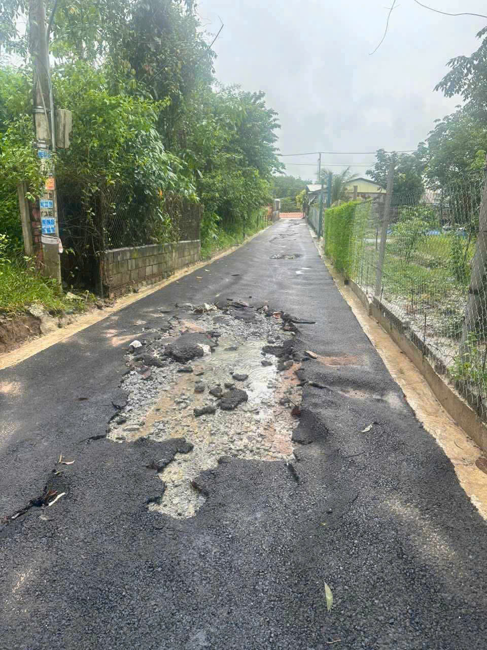 TP.HCM: Đường tiền tỉ mới làm xong đã hư hỏng, liệu có tiêu cực?- Ảnh 1. TP.HCM: Đường tiền tỉ mới làm xong đã hư hỏng, liệu có tiêu cực?- Ảnh 1.