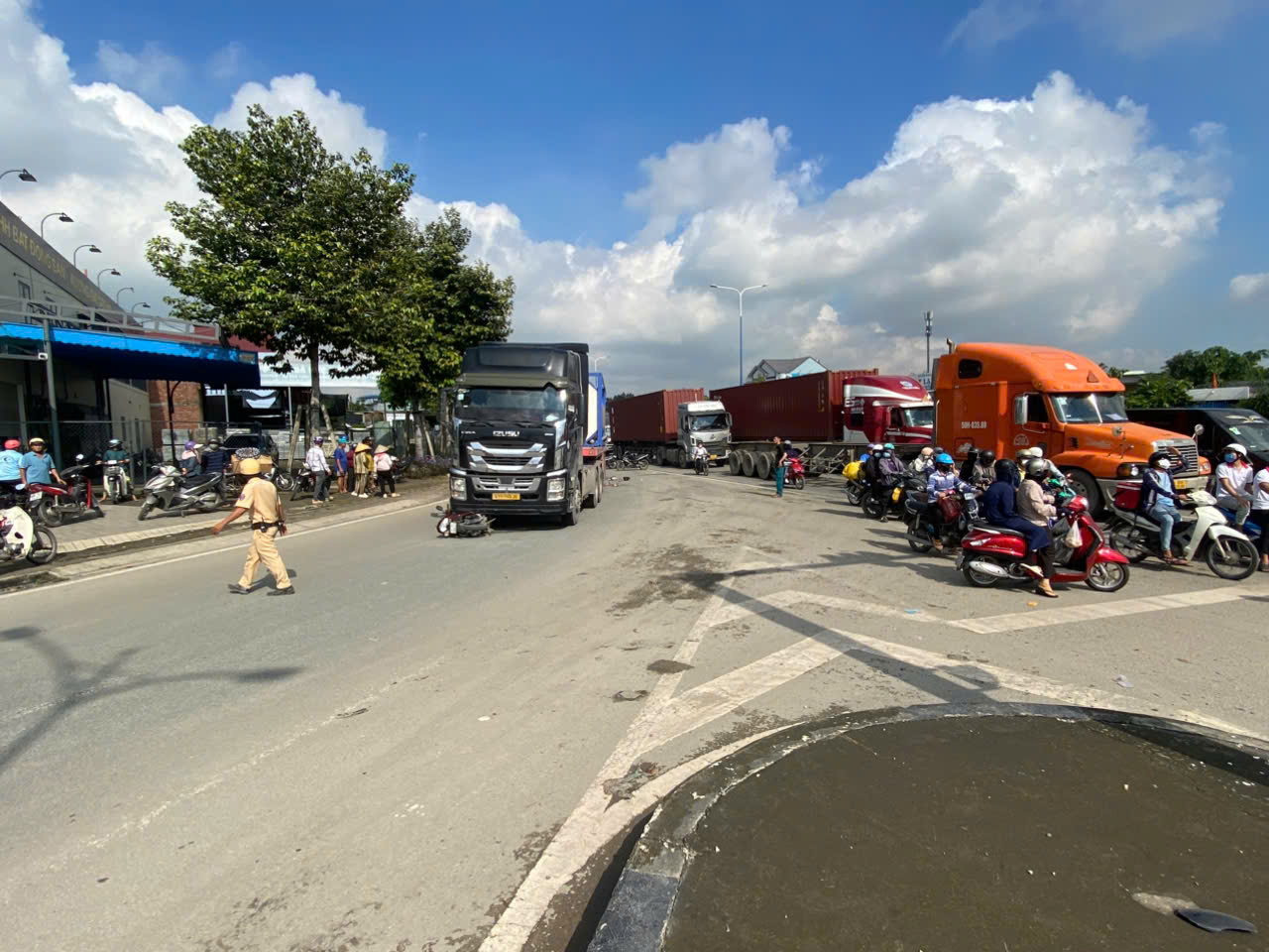 TP.HCM: Tai nạn khiến 2 người tử vong thương tâm- Ảnh 2. TP.HCM: Tai nạn khiến 2 người tử vong thương tâm- Ảnh 2.