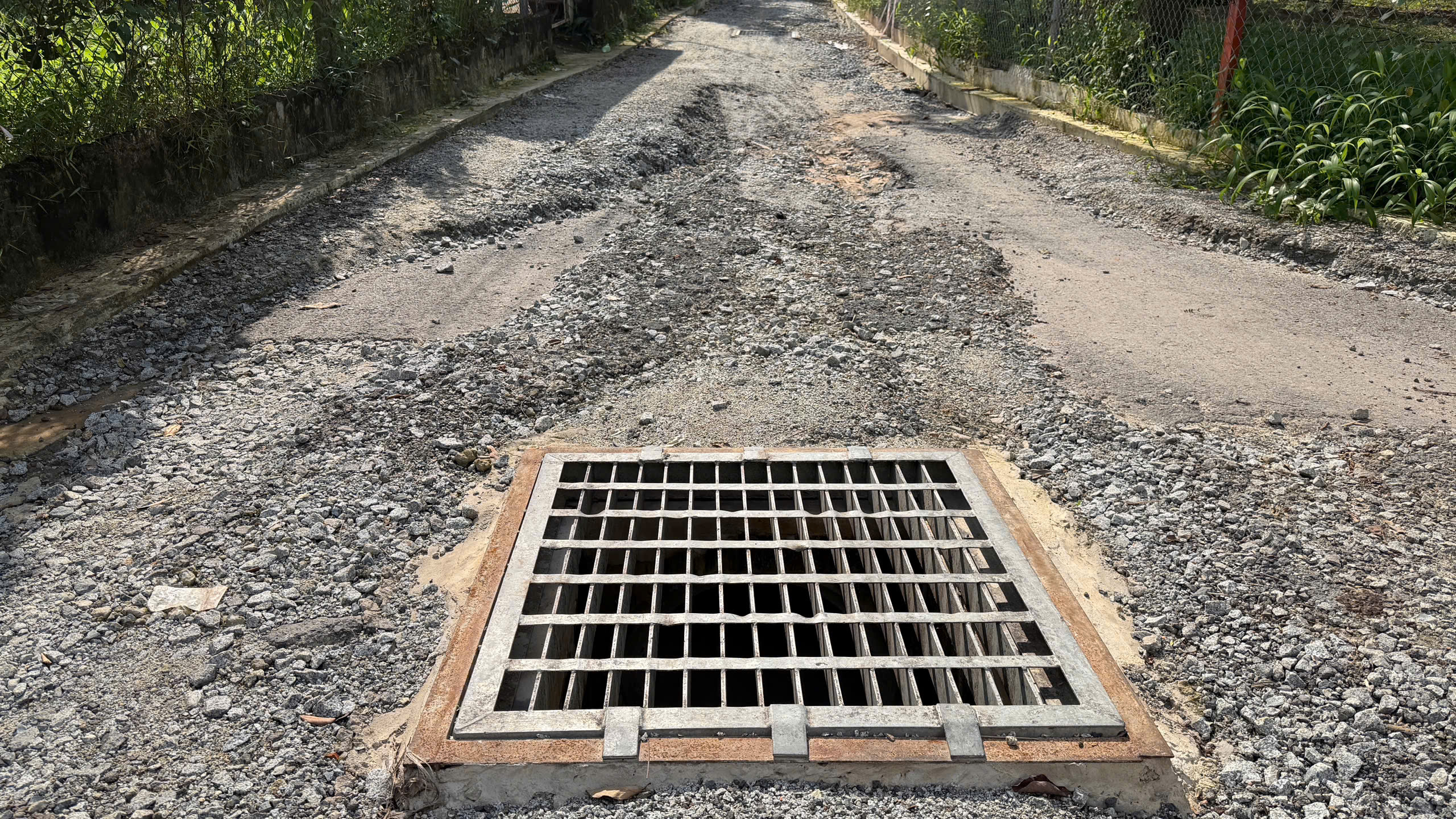 TP.HCM: Đường tiền tỉ mới làm xong đã hư hỏng, liệu có tiêu cực?- Ảnh 2. TP.HCM: Đường tiền tỉ mới làm xong đã hư hỏng, liệu có tiêu cực?- Ảnh 2.