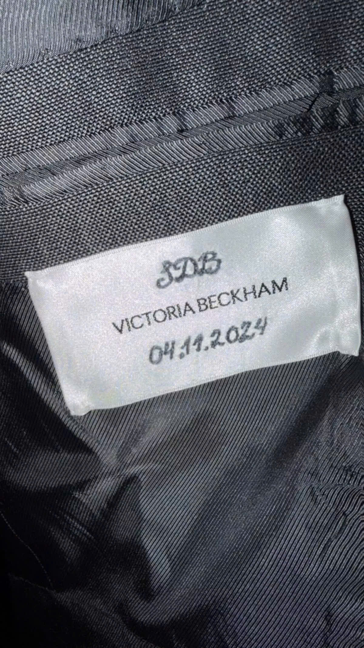 Victoria Beckham mắc lỗi khi thiết kế trang phục cho lễ phong tước của chồng - Ảnh 3.